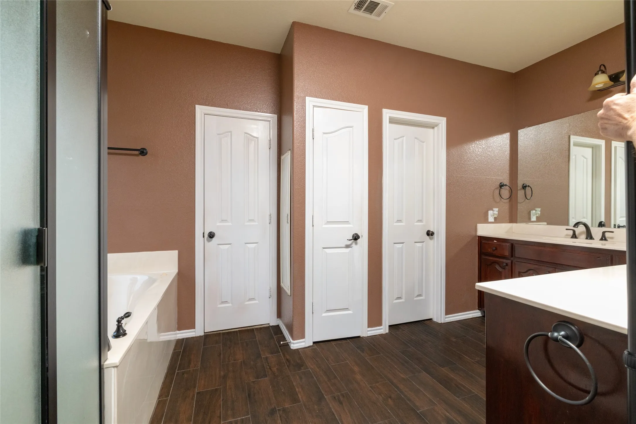 Single Family Residence For Sale in Tarrant County , 45 Beechcreek Drive, Edgecliff Village, Texas 76134, 4 Bedroom, 4 Bathroom, 3 Garage spaces, 2,977 Sqft, built in 2008, mls#21346461, Real Estate Agent in Edgecliff Village, Homes For Sale in Tarrant county, Homes For Sale in Edgecliff Village, Realtor in Edgecliff Village Texas, Real Estate Brokerage Independent Realty Texas, Luminita Cordes Realtor