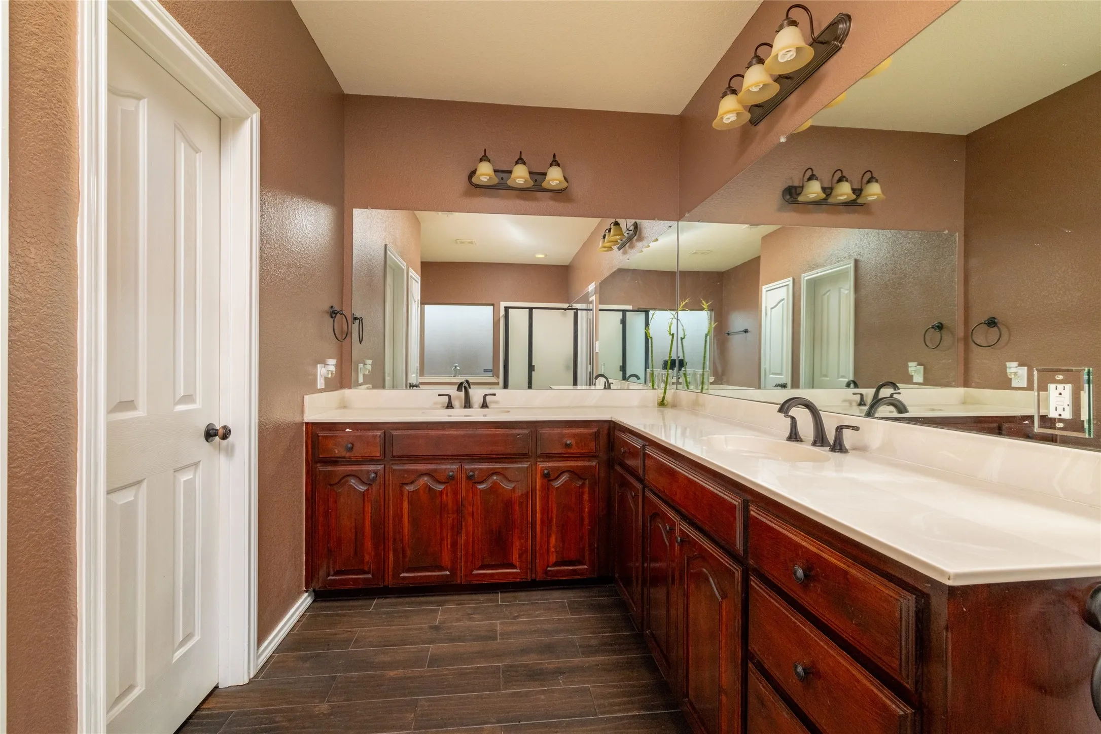 Single Family Residence For Sale in Tarrant County , 45 Beechcreek Drive, Edgecliff Village, Texas 76134, 4 Bedroom, 4 Bathroom, 3 Garage spaces, 2,977 Sqft, built in 2008, mls#21346461, Real Estate Agent in Edgecliff Village, Homes For Sale in Tarrant county, Homes For Sale in Edgecliff Village, Realtor in Edgecliff Village Texas, Real Estate Brokerage Independent Realty Texas, Luminita Cordes Realtor