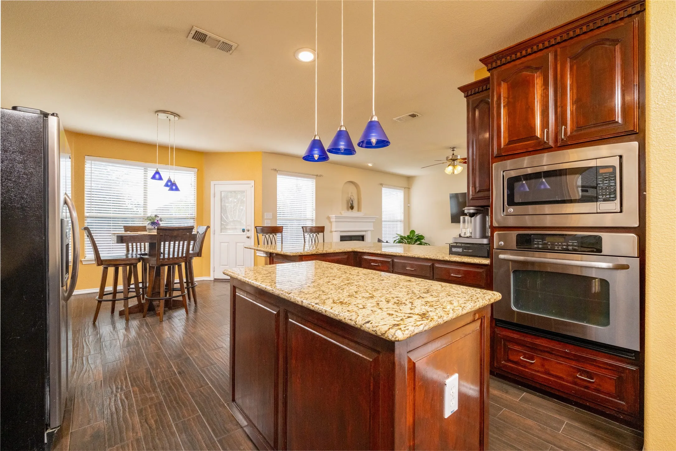 Single Family Residence For Sale in Tarrant County , 45 Beechcreek Drive, Edgecliff Village, Texas 76134, 4 Bedroom, 4 Bathroom, 3 Garage spaces, 2,977 Sqft, built in 2008, mls#21346461, Real Estate Agent in Edgecliff Village, Homes For Sale in Tarrant county, Homes For Sale in Edgecliff Village, Realtor in Edgecliff Village Texas, Real Estate Brokerage Independent Realty Texas, Luminita Cordes Realtor
