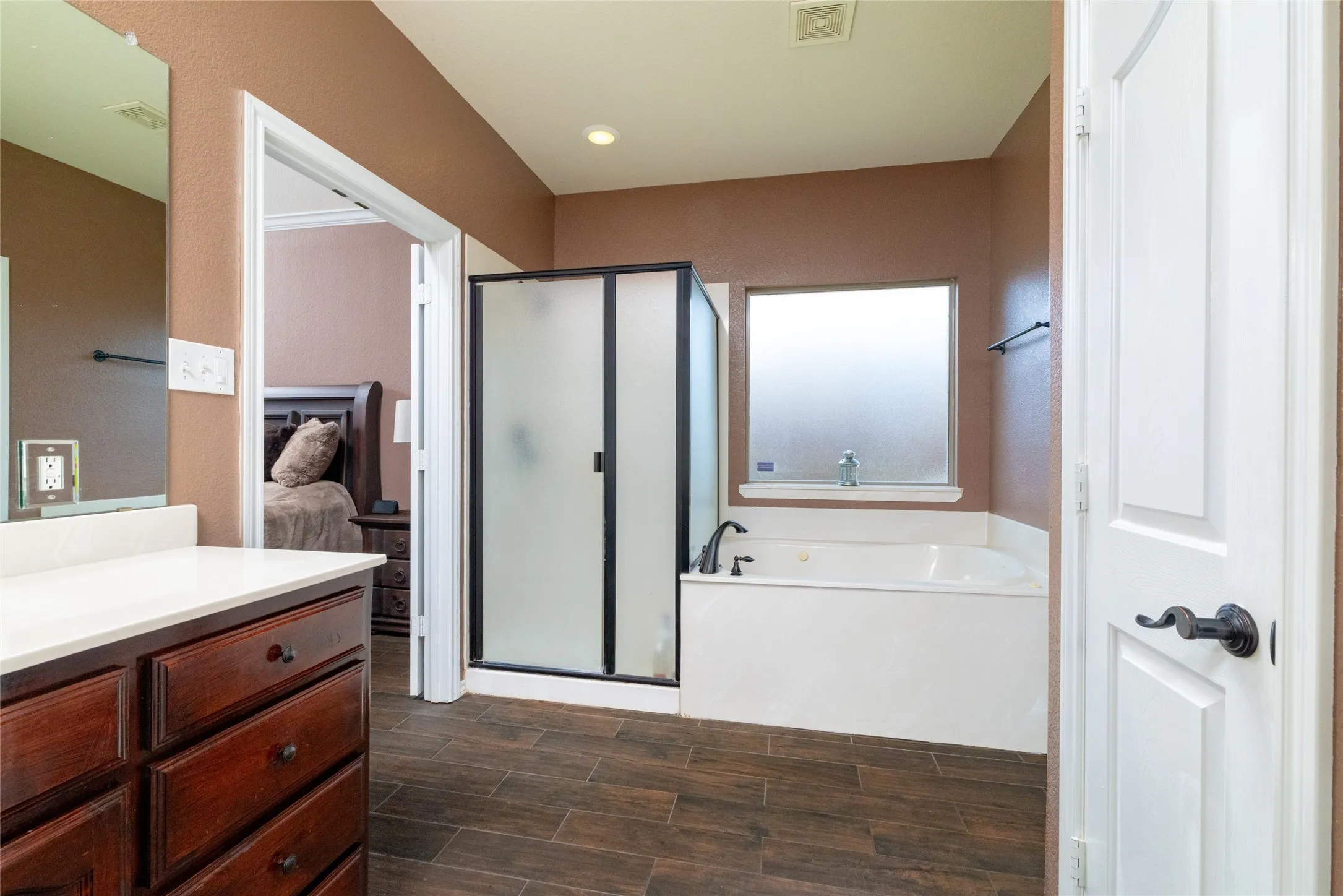 Single Family Residence For Sale in Tarrant County , 45 Beechcreek Drive, Edgecliff Village, Texas 76134, 4 Bedroom, 4 Bathroom, 3 Garage spaces, 2,977 Sqft, built in 2008, mls#21346461, Real Estate Agent in Edgecliff Village, Homes For Sale in Tarrant county, Homes For Sale in Edgecliff Village, Realtor in Edgecliff Village Texas, Real Estate Brokerage Independent Realty Texas, Luminita Cordes Realtor