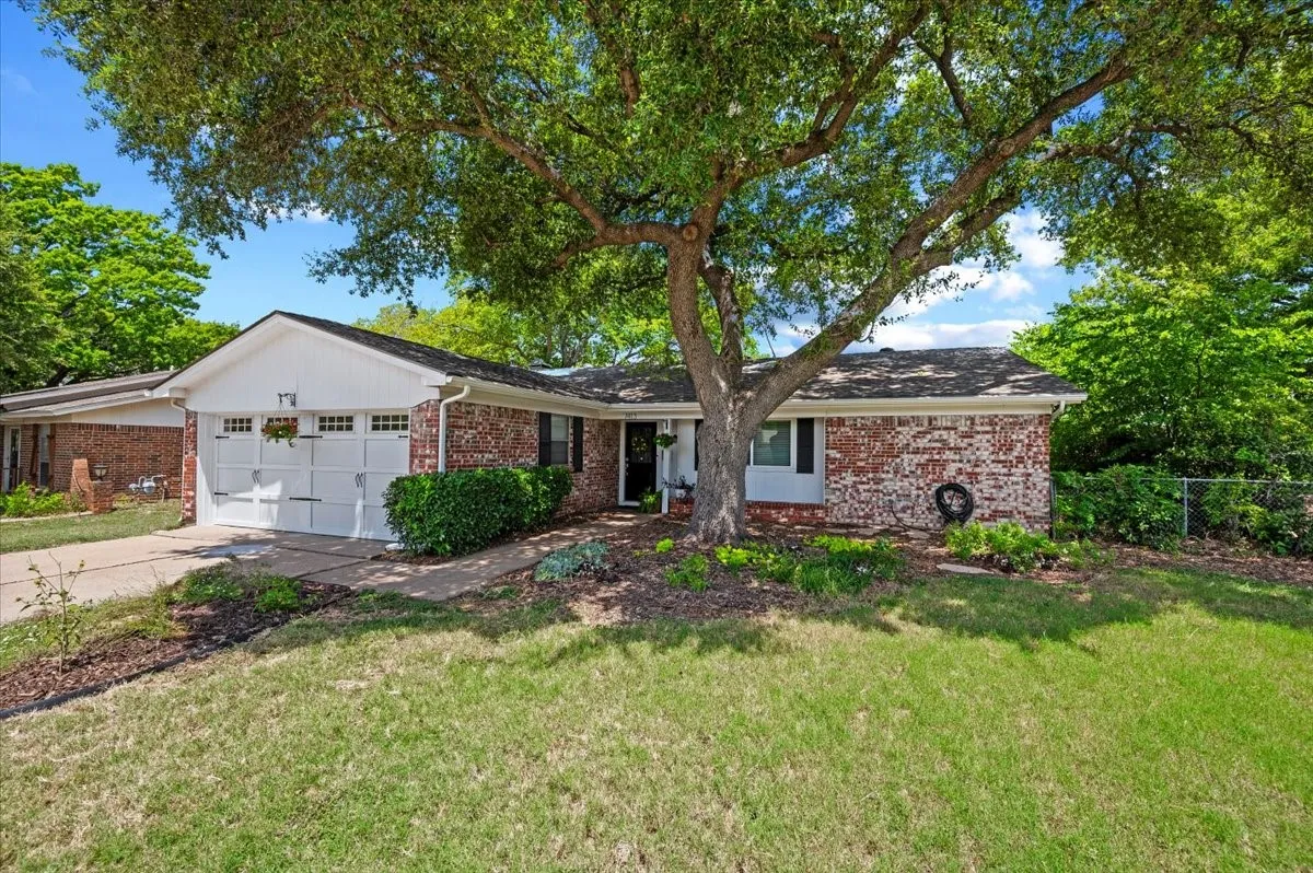 Single Family Residence For Sale in Tarrant County , 7413 Christopher Court, North Richland Hills, Texas 76180, 3 Bedroom, 2 Bathroom, 2 Garage spaces, 1,344 Sqft, built in 1967, mls#21346374, Real Estate Agent in North Richland Hills, Homes For Sale in Tarrant county, Homes For Sale in North Richland Hills, Realtor in North Richland Hills Texas, Real Estate Brokerage Independent Realty Texas, Luminita Cordes Realtor