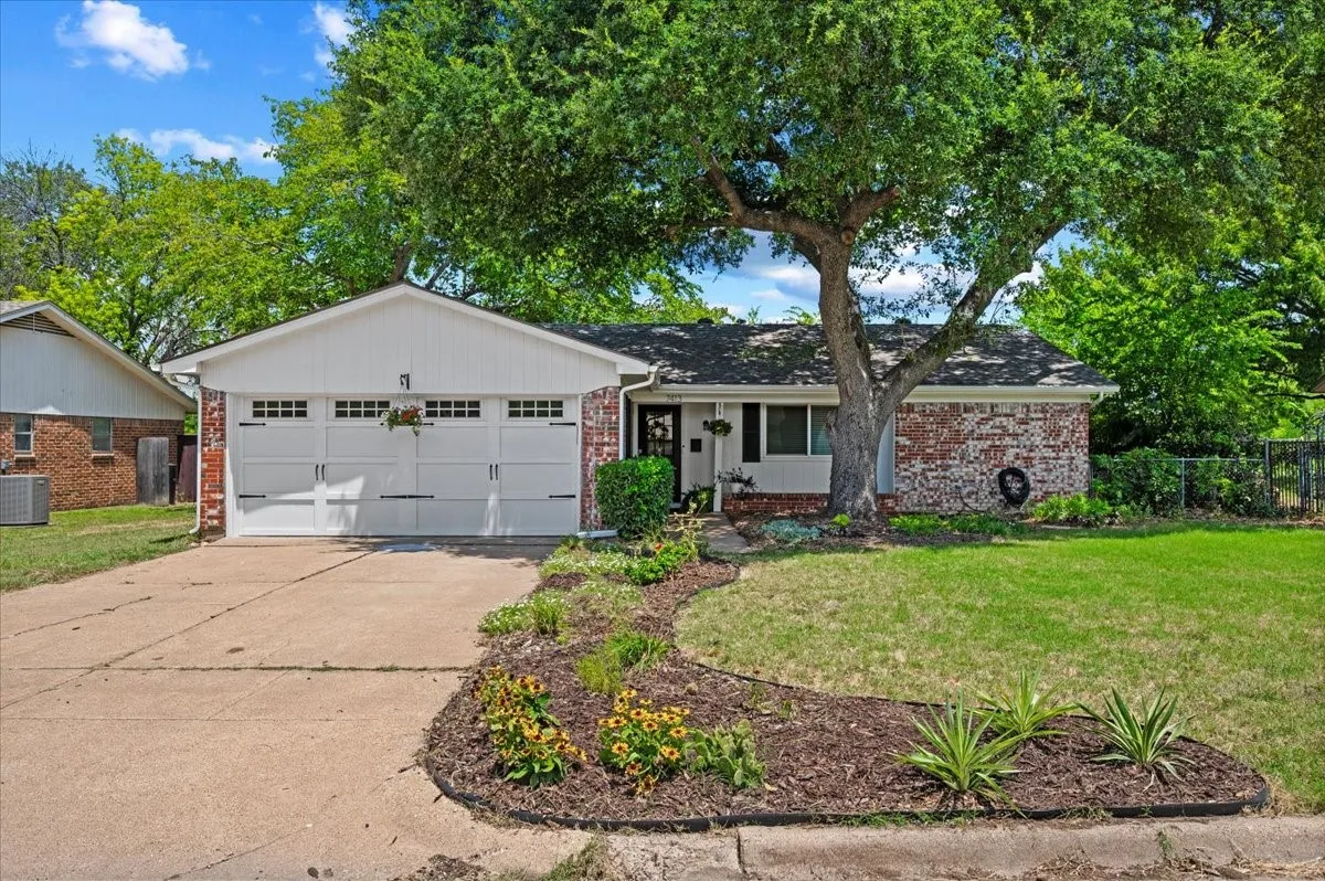 Single Family Residence For Sale in Tarrant County , 7413 Christopher Court, North Richland Hills, Texas 76180, 3 Bedroom, 2 Bathroom, 2 Garage spaces, 1,344 Sqft, built in 1967, mls#21346374, Real Estate Agent in North Richland Hills, Homes For Sale in Tarrant county, Homes For Sale in North Richland Hills, Realtor in North Richland Hills Texas, Real Estate Brokerage Independent Realty Texas, Luminita Cordes Realtor
