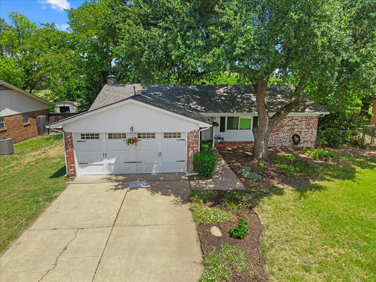 Single Family Residence For Sale in Tarrant County , 7413 Christopher Court, North Richland Hills, Texas 76180, 3 Bedroom, 2 Bathroom, 2 Garage spaces, 1,344 Sqft, built in 1967, mls#21346374, Real Estate Agent in North Richland Hills, Homes For Sale in Tarrant county, Homes For Sale in North Richland Hills, Realtor in North Richland Hills Texas, Real Estate Brokerage Independent Realty Texas, Luminita Cordes Realtor