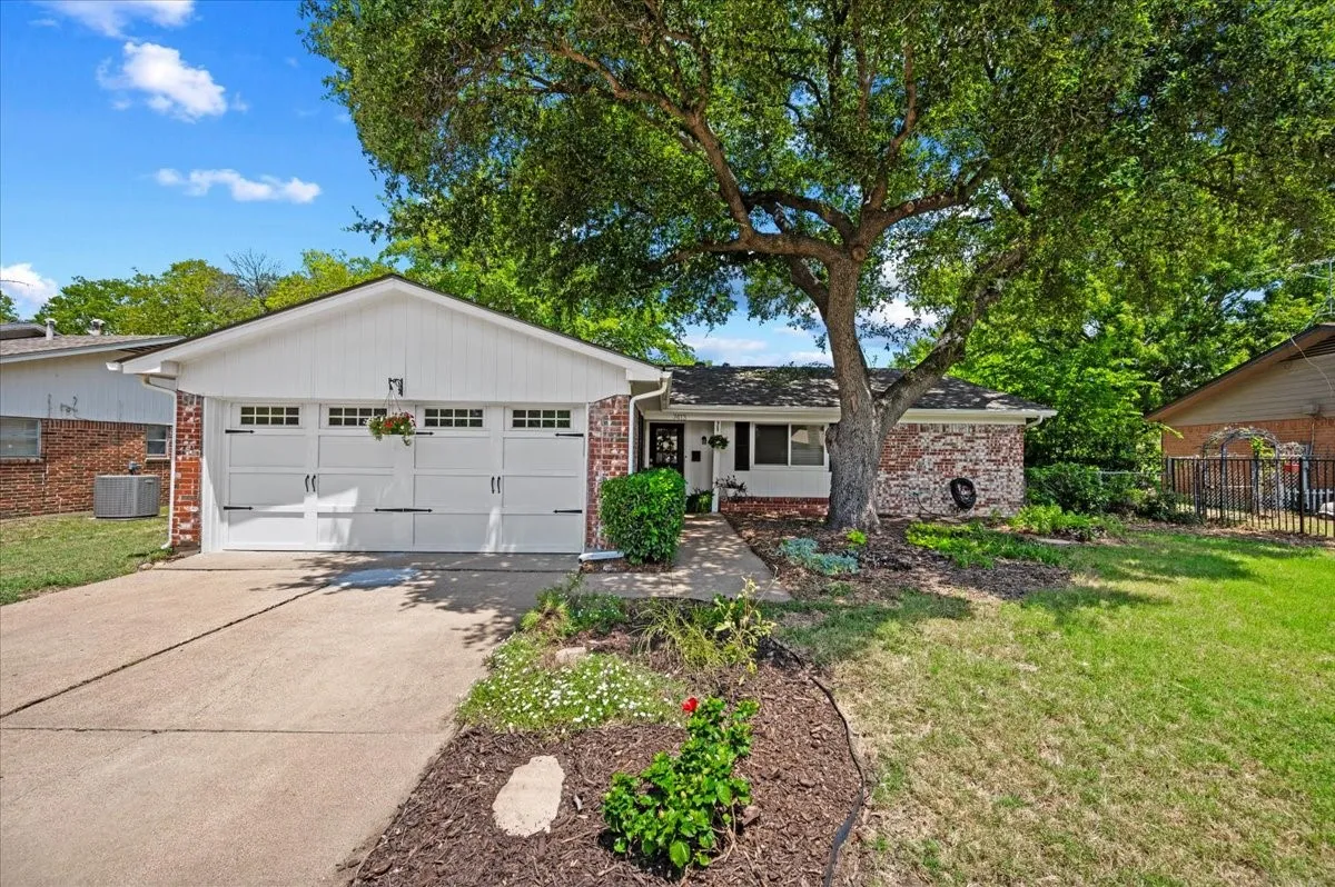 Single Family Residence For Sale in Tarrant County , 7413 Christopher Court, North Richland Hills, Texas 76180, 3 Bedroom, 2 Bathroom, 2 Garage spaces, 1,344 Sqft, built in 1967, mls#21346374, Real Estate Agent in North Richland Hills, Homes For Sale in Tarrant county, Homes For Sale in North Richland Hills, Realtor in North Richland Hills Texas, Real Estate Brokerage Independent Realty Texas, Luminita Cordes Realtor