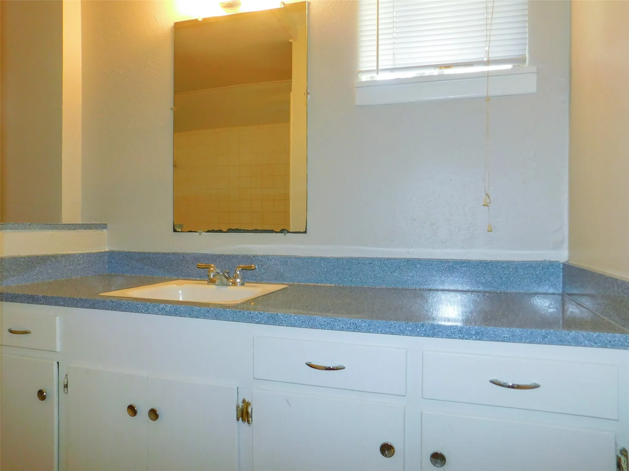 Apartment For Rent in Denton County , 401 Betchan Street 4A, Lake Dallas, Texas 75065, 1 Bedroom, 1 Bathroom, Garage spaces, 775 Sqft, built in 1960, mls#21346764, Real Estate Agent in Lake Dallas, Homes For Rent in Denton county, Homes For Rent in Lake Dallas, Realtor in Lake Dallas Texas, Real Estate Brokerage Independent Realty Texas, Luminita Cordes Realtor