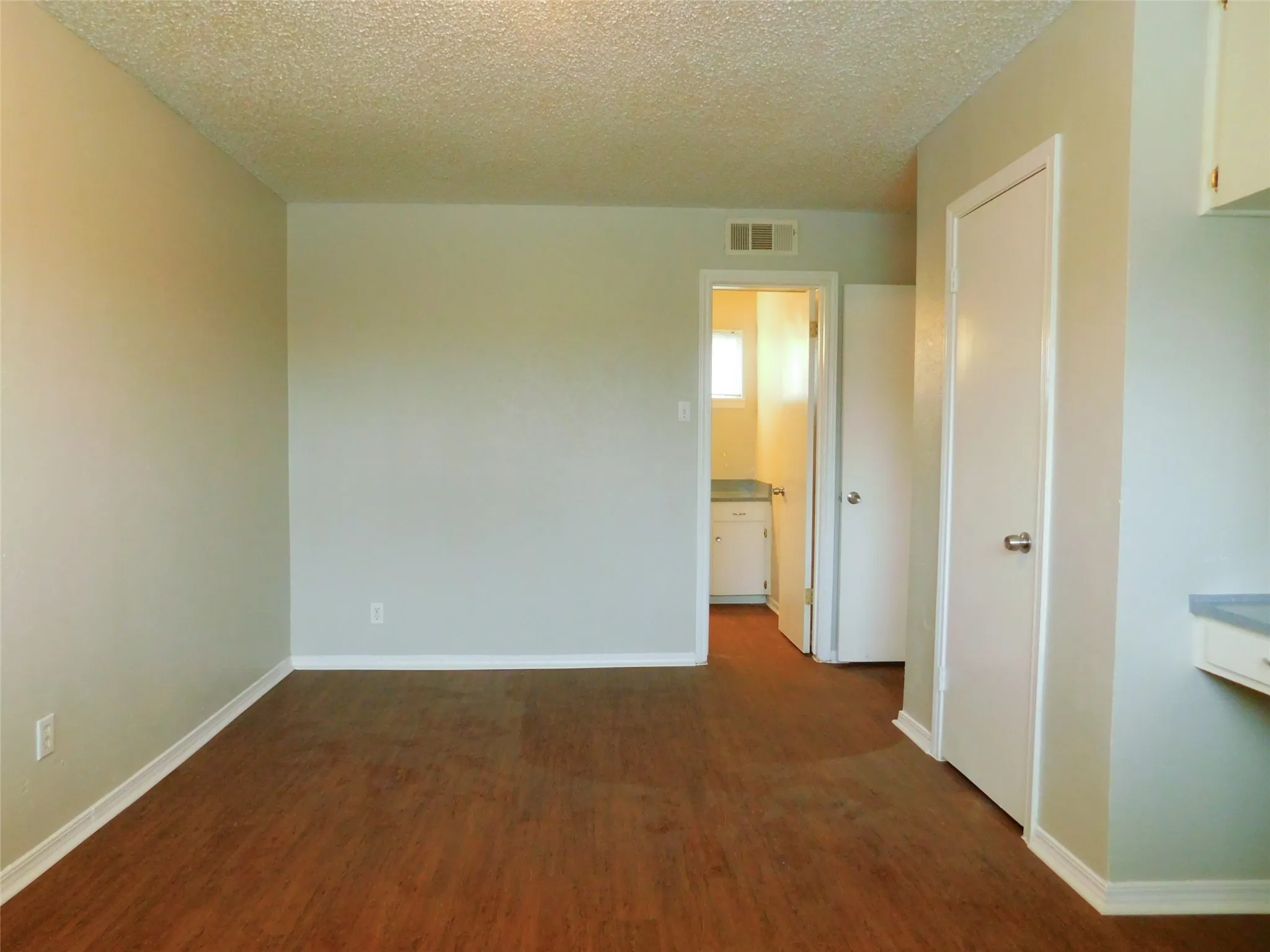 Apartment For Rent in Denton County , 401 Betchan Street 4A, Lake Dallas, Texas 75065, 1 Bedroom, 1 Bathroom, Garage spaces, 775 Sqft, built in 1960, mls#21346764, Real Estate Agent in Lake Dallas, Homes For Rent in Denton county, Homes For Rent in Lake Dallas, Realtor in Lake Dallas Texas, Real Estate Brokerage Independent Realty Texas, Luminita Cordes Realtor