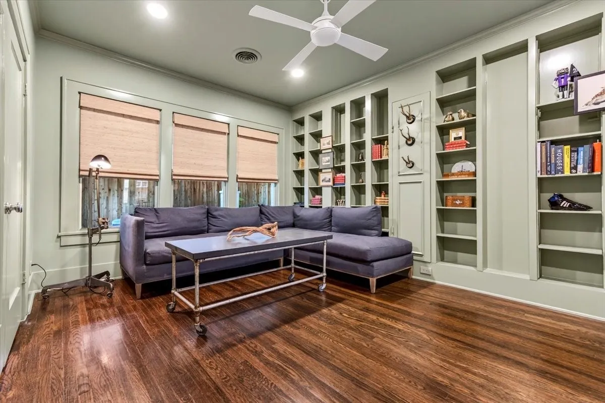 Single Family Residence For Sale in Tarrant County , 1325 Clover Lane, Fort Worth, Texas 76107, 2 Bedroom, 2 Bathroom, 2 Garage spaces, 1,602 Sqft, built in 1928, mls#21346662, Real Estate Agent in Fort Worth, Homes For Sale in Tarrant county, Homes For Sale in Fort Worth, Realtor in Fort Worth Texas, Real Estate Brokerage Independent Realty Texas, Luminita Cordes Realtor