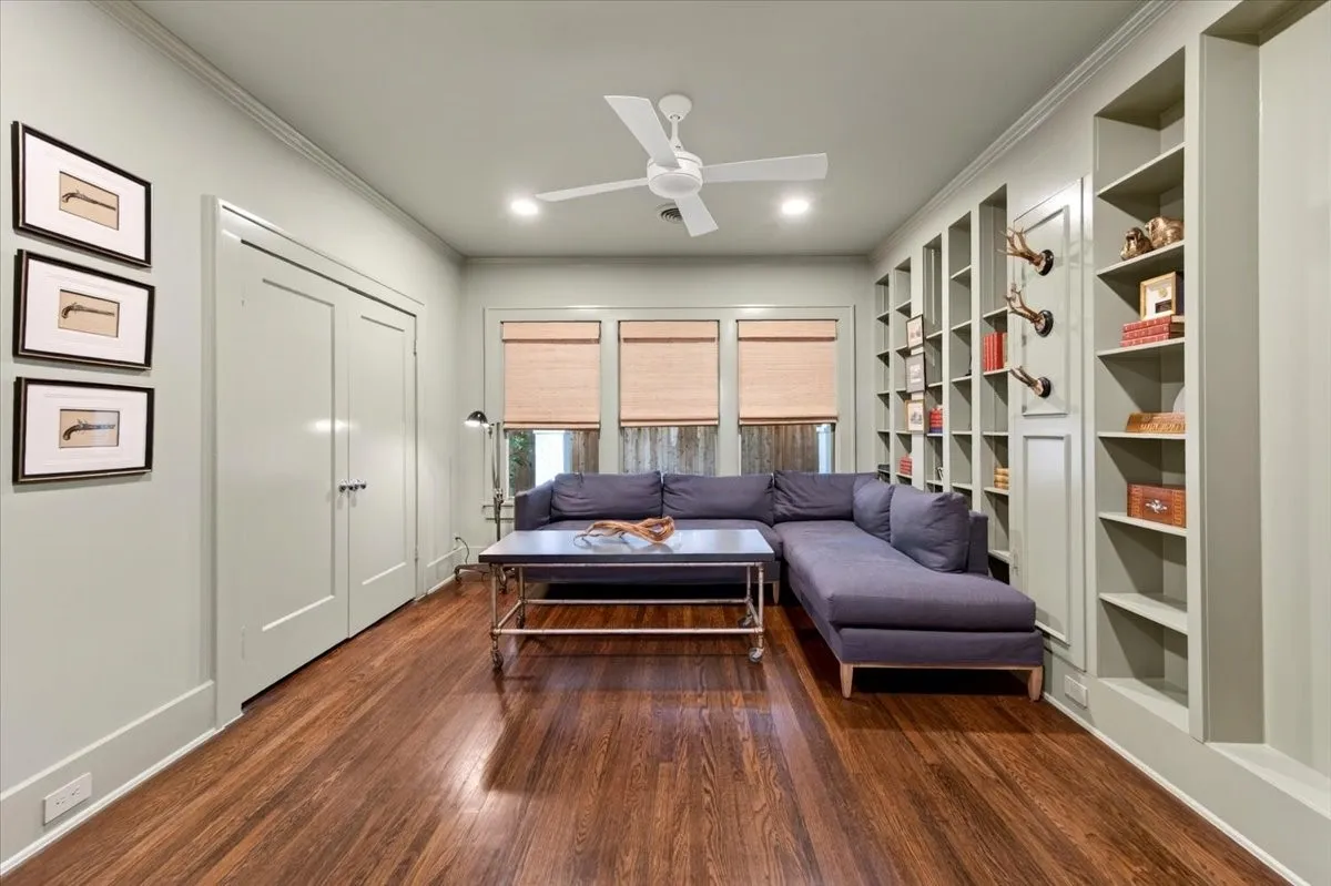 Single Family Residence For Sale in Tarrant County , 1325 Clover Lane, Fort Worth, Texas 76107, 2 Bedroom, 2 Bathroom, 2 Garage spaces, 1,602 Sqft, built in 1928, mls#21346662, Real Estate Agent in Fort Worth, Homes For Sale in Tarrant county, Homes For Sale in Fort Worth, Realtor in Fort Worth Texas, Real Estate Brokerage Independent Realty Texas, Luminita Cordes Realtor