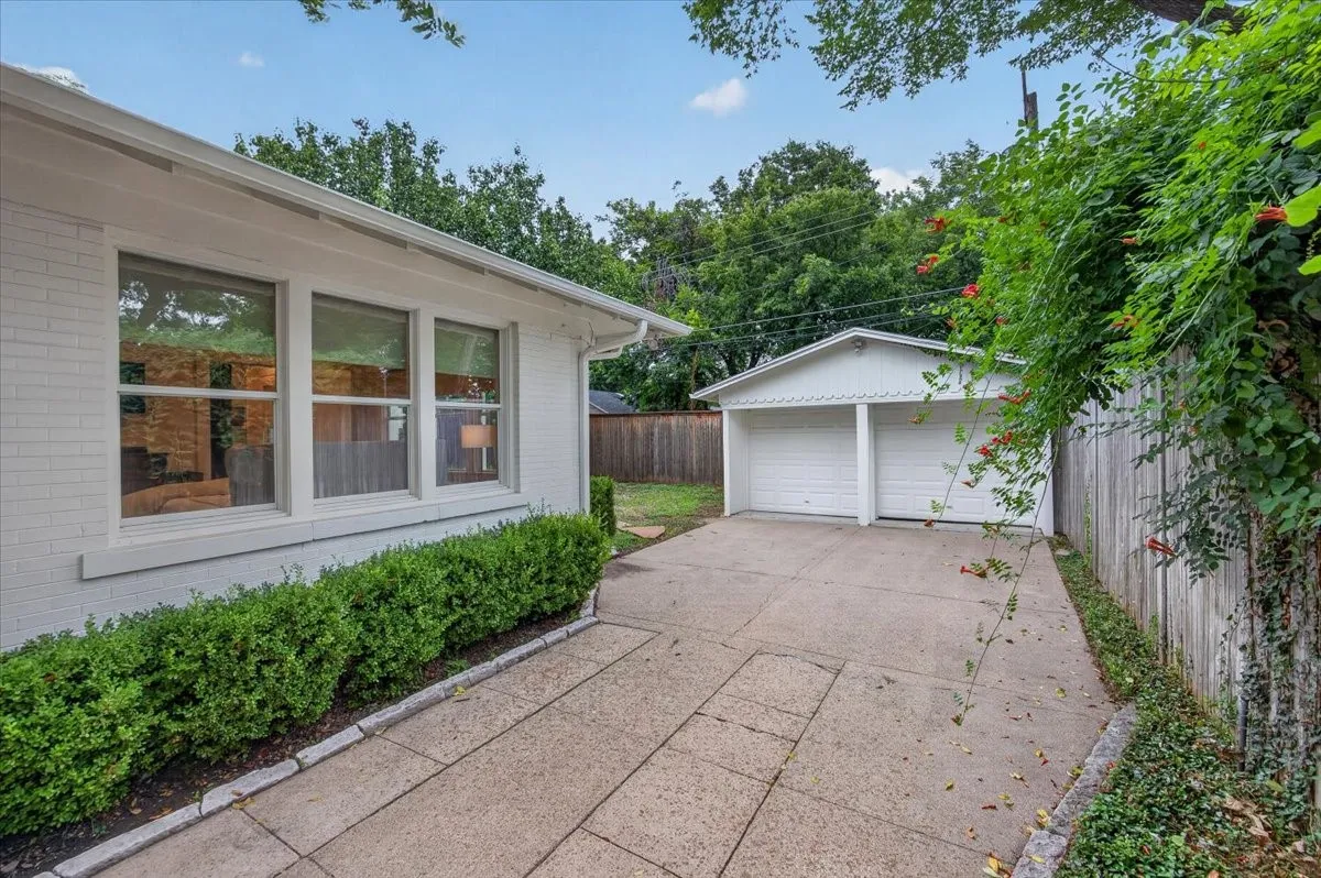 Single Family Residence For Sale in Tarrant County , 1325 Clover Lane, Fort Worth, Texas 76107, 2 Bedroom, 2 Bathroom, 2 Garage spaces, 1,602 Sqft, built in 1928, mls#21346662, Real Estate Agent in Fort Worth, Homes For Sale in Tarrant county, Homes For Sale in Fort Worth, Realtor in Fort Worth Texas, Real Estate Brokerage Independent Realty Texas, Luminita Cordes Realtor