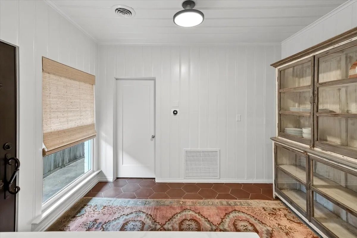Single Family Residence For Sale in Tarrant County , 1325 Clover Lane, Fort Worth, Texas 76107, 2 Bedroom, 2 Bathroom, 2 Garage spaces, 1,602 Sqft, built in 1928, mls#21346662, Real Estate Agent in Fort Worth, Homes For Sale in Tarrant county, Homes For Sale in Fort Worth, Realtor in Fort Worth Texas, Real Estate Brokerage Independent Realty Texas, Luminita Cordes Realtor