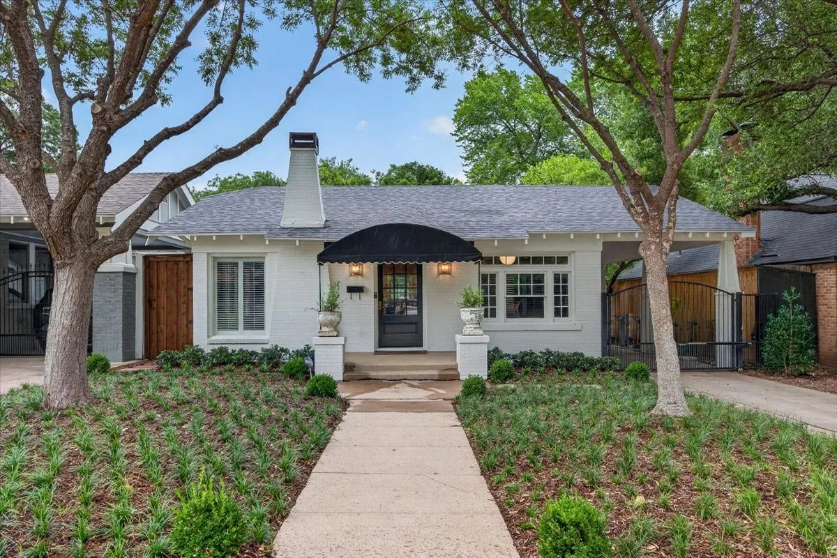 Single Family Residence For Sale in Tarrant County , 1325 Clover Lane, Fort Worth, Texas 76107, 2 Bedroom, 2 Bathroom, 2 Garage spaces, 1,602 Sqft, built in 1928, mls#21346662, Real Estate Agent in Fort Worth, Homes For Sale in Tarrant county, Homes For Sale in Fort Worth, Realtor in Fort Worth Texas, Real Estate Brokerage Independent Realty Texas, Luminita Cordes Realtor