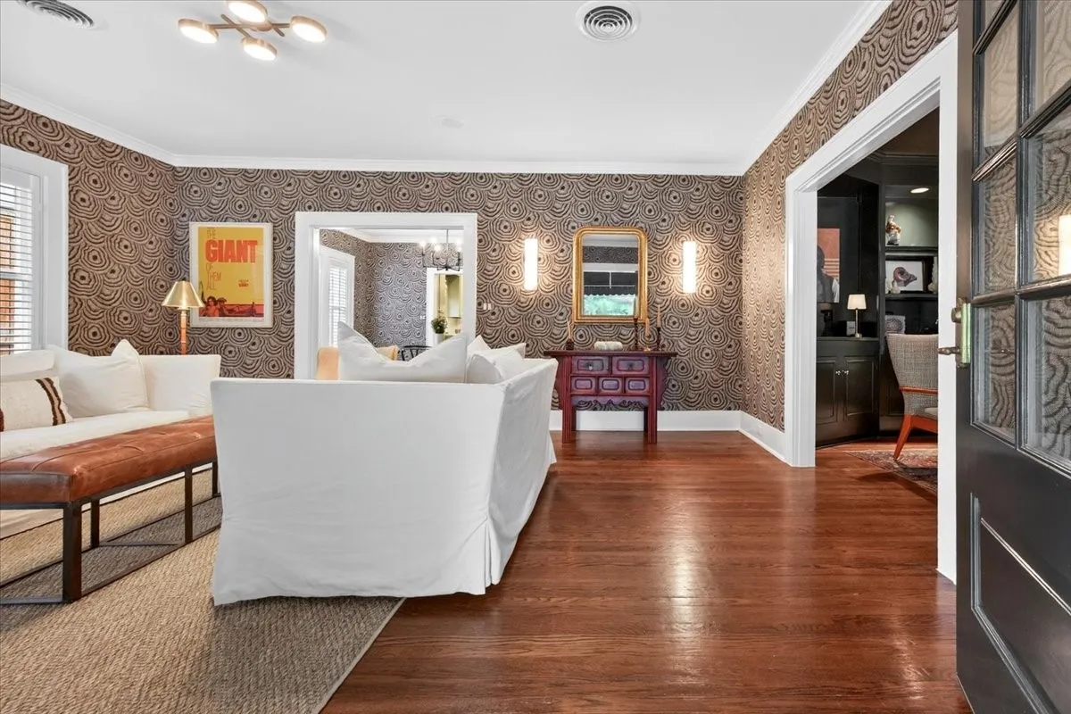 Single Family Residence For Sale in Tarrant County , 1325 Clover Lane, Fort Worth, Texas 76107, 2 Bedroom, 2 Bathroom, 2 Garage spaces, 1,602 Sqft, built in 1928, mls#21346662, Real Estate Agent in Fort Worth, Homes For Sale in Tarrant county, Homes For Sale in Fort Worth, Realtor in Fort Worth Texas, Real Estate Brokerage Independent Realty Texas, Luminita Cordes Realtor