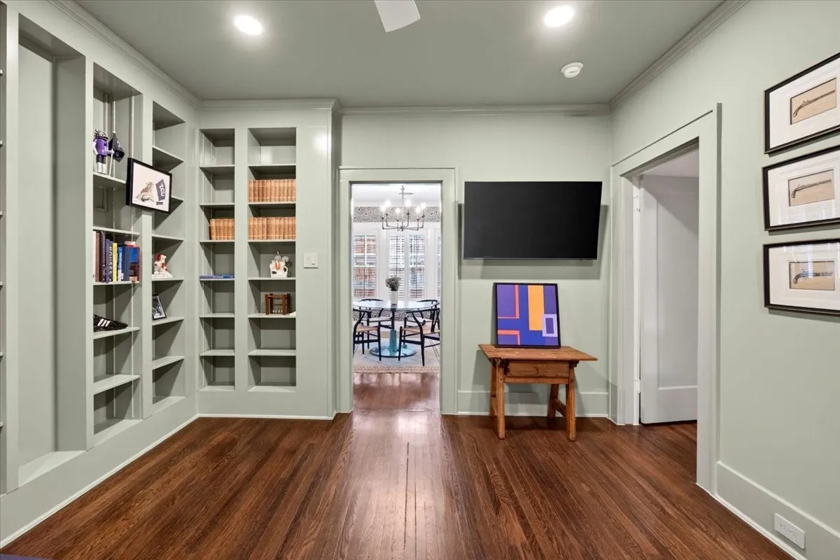 Single Family Residence For Sale in Tarrant County , 1325 Clover Lane, Fort Worth, Texas 76107, 2 Bedroom, 2 Bathroom, 2 Garage spaces, 1,602 Sqft, built in 1928, mls#21346662, Real Estate Agent in Fort Worth, Homes For Sale in Tarrant county, Homes For Sale in Fort Worth, Realtor in Fort Worth Texas, Real Estate Brokerage Independent Realty Texas, Luminita Cordes Realtor
