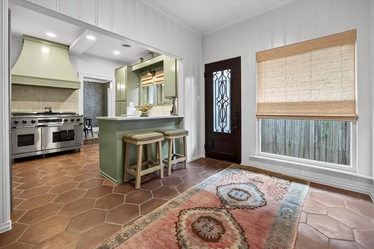 Single Family Residence For Sale in Tarrant County , 1325 Clover Lane, Fort Worth, Texas 76107, 2 Bedroom, 2 Bathroom, 2 Garage spaces, 1,602 Sqft, built in 1928, mls#21346662, Real Estate Agent in Fort Worth, Homes For Sale in Tarrant county, Homes For Sale in Fort Worth, Realtor in Fort Worth Texas, Real Estate Brokerage Independent Realty Texas, Luminita Cordes Realtor