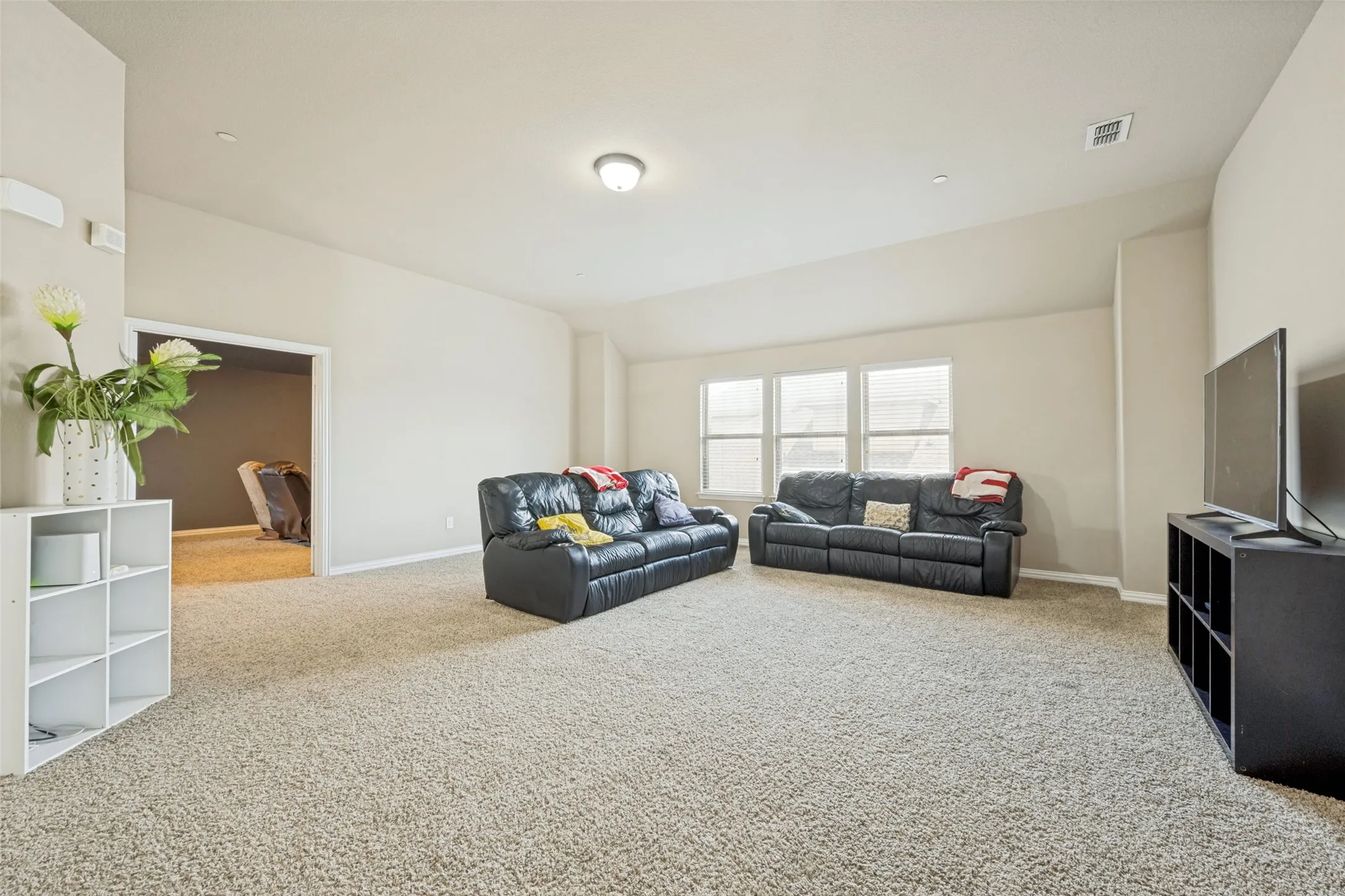 Single Family Residence For Sale in Denton County , 604 Bentley Court, Roanoke, Texas 76262, 5 Bedroom, 4 Bathroom, 3 Garage spaces, 4,046 Sqft, built in 2013, mls#21346000, Real Estate Agent in Roanoke, Homes For Sale in Denton county, Homes For Sale in Roanoke, Realtor in Roanoke Texas, Real Estate Brokerage Independent Realty Texas, Luminita Cordes Realtor