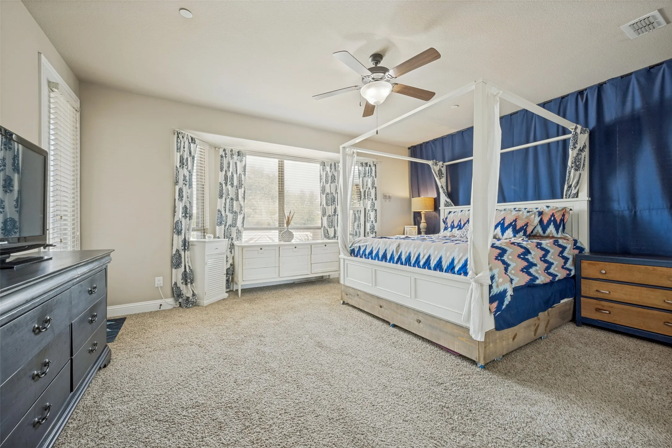 Single Family Residence For Sale in Denton County , 604 Bentley Court, Roanoke, Texas 76262, 5 Bedroom, 4 Bathroom, 3 Garage spaces, 4,046 Sqft, built in 2013, mls#21346000, Real Estate Agent in Roanoke, Homes For Sale in Denton county, Homes For Sale in Roanoke, Realtor in Roanoke Texas, Real Estate Brokerage Independent Realty Texas, Luminita Cordes Realtor