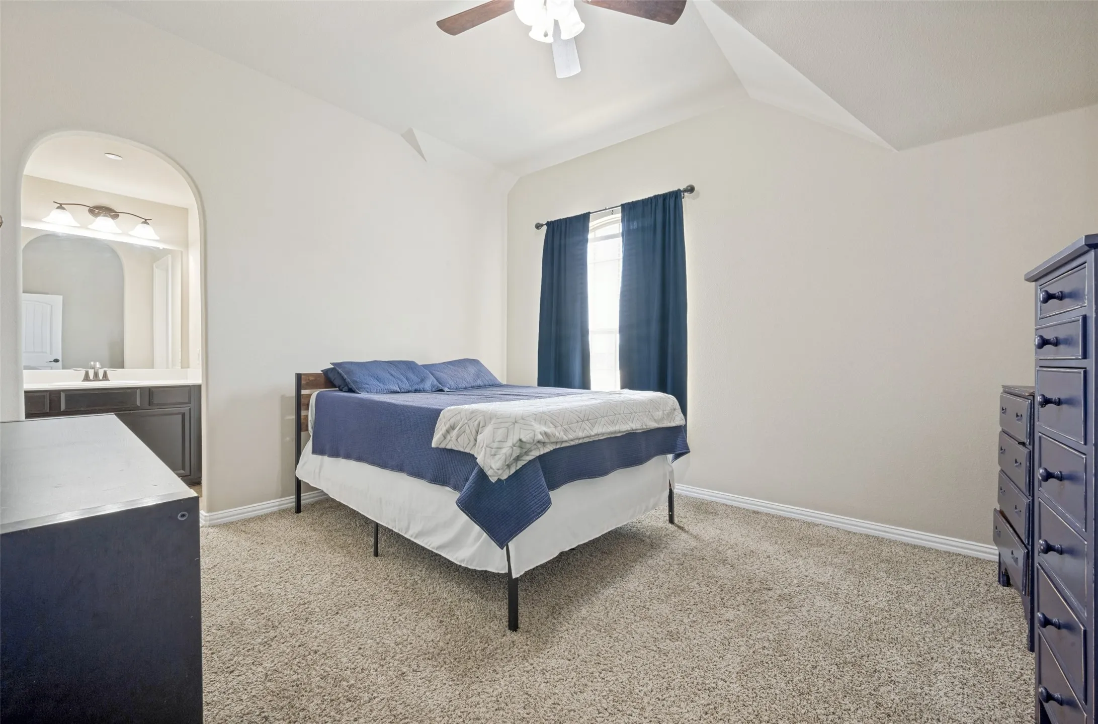 Single Family Residence For Sale in Denton County , 604 Bentley Court, Roanoke, Texas 76262, 5 Bedroom, 4 Bathroom, 3 Garage spaces, 4,046 Sqft, built in 2013, mls#21346000, Real Estate Agent in Roanoke, Homes For Sale in Denton county, Homes For Sale in Roanoke, Realtor in Roanoke Texas, Real Estate Brokerage Independent Realty Texas, Luminita Cordes Realtor