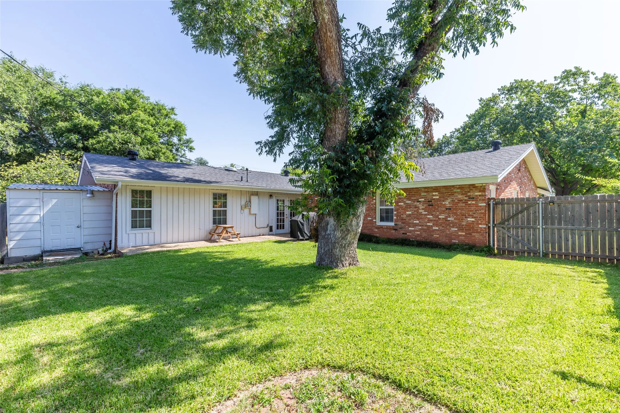Single Family Residence For Sale in Taylor County , 2032 Regent Drive, Abilene, Texas 79605, 3 Bedroom, 3 Bathroom, 2 Garage spaces, 2,560 Sqft, built in 1960, mls#21346811, Real Estate Agent in Abilene, Homes For Sale in Taylor county, Homes For Sale in Abilene, Realtor in Abilene Texas, Real Estate Brokerage Independent Realty Texas, Luminita Cordes Realtor