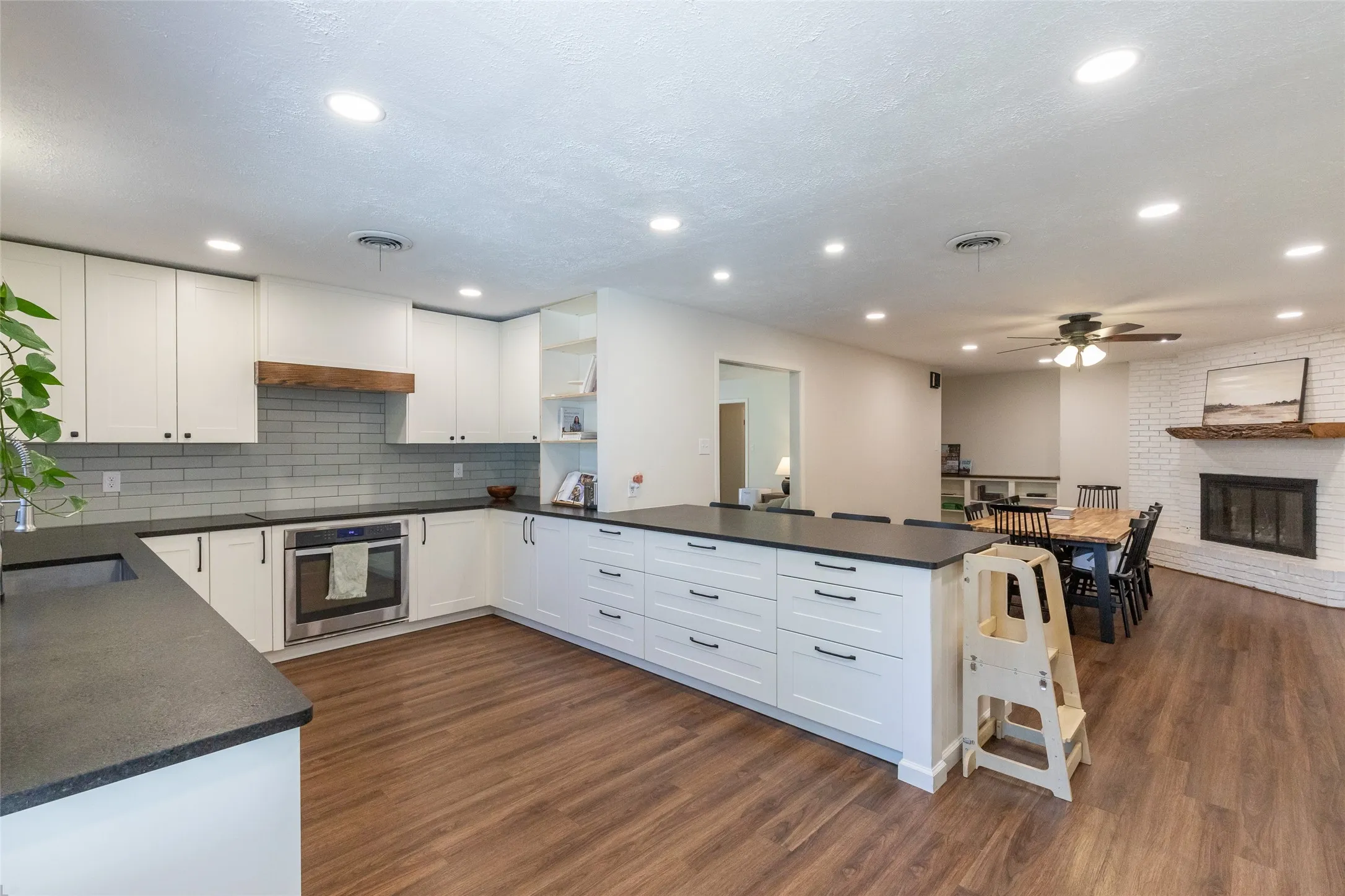 Single Family Residence For Sale in Taylor County , 2032 Regent Drive, Abilene, Texas 79605, 3 Bedroom, 3 Bathroom, 2 Garage spaces, 2,560 Sqft, built in 1960, mls#21346811, Real Estate Agent in Abilene, Homes For Sale in Taylor county, Homes For Sale in Abilene, Realtor in Abilene Texas, Real Estate Brokerage Independent Realty Texas, Luminita Cordes Realtor