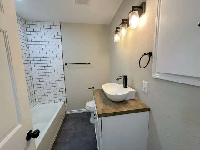 Single Family Residence For Sale in Comanche County , 302 W Highland Avenue, Comanche, Texas 76442, 4 Bedroom, 3 Bathroom, 3 Garage spaces, 2,746 Sqft, built in 1940, mls#21346814, Real Estate Agent in Comanche, Homes For Sale in Comanche county, Homes For Sale in Comanche, Realtor in Comanche Texas, Real Estate Brokerage Independent Realty Texas, Luminita Cordes Realtor