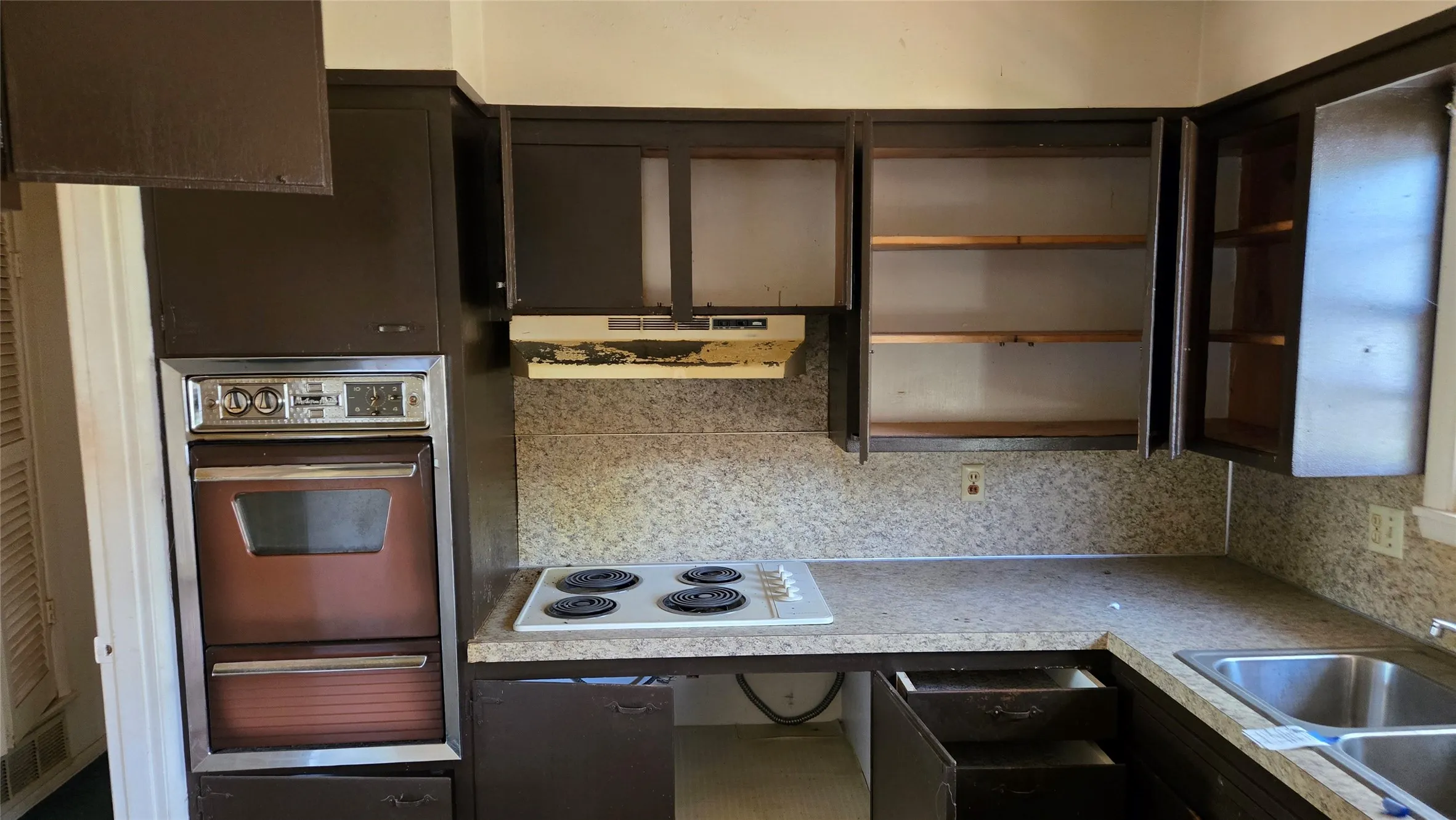 Single Family Residence For Sale in Taylor County , 2150 Bridge Avenue, Abilene, Texas 79603, 3 Bedroom, 1 Bathroom, 1 Garage spaces, 1,077 Sqft, built in 1959, mls#21346687, Real Estate Agent in Abilene, Homes For Sale in Taylor county, Homes For Sale in Abilene, Realtor in Abilene Texas, Real Estate Brokerage Independent Realty Texas, Luminita Cordes Realtor