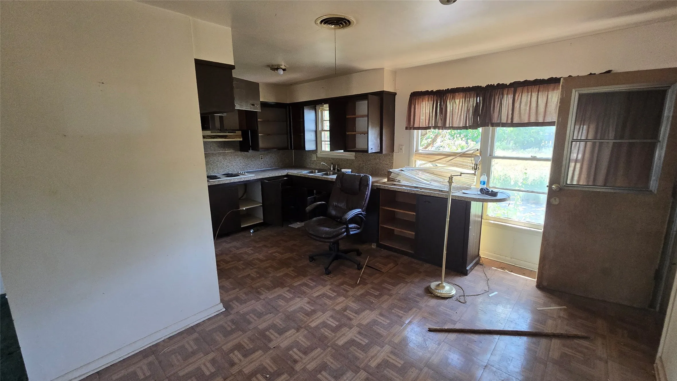 Single Family Residence For Sale in Taylor County , 2150 Bridge Avenue, Abilene, Texas 79603, 3 Bedroom, 1 Bathroom, 1 Garage spaces, 1,077 Sqft, built in 1959, mls#21346687, Real Estate Agent in Abilene, Homes For Sale in Taylor county, Homes For Sale in Abilene, Realtor in Abilene Texas, Real Estate Brokerage Independent Realty Texas, Luminita Cordes Realtor