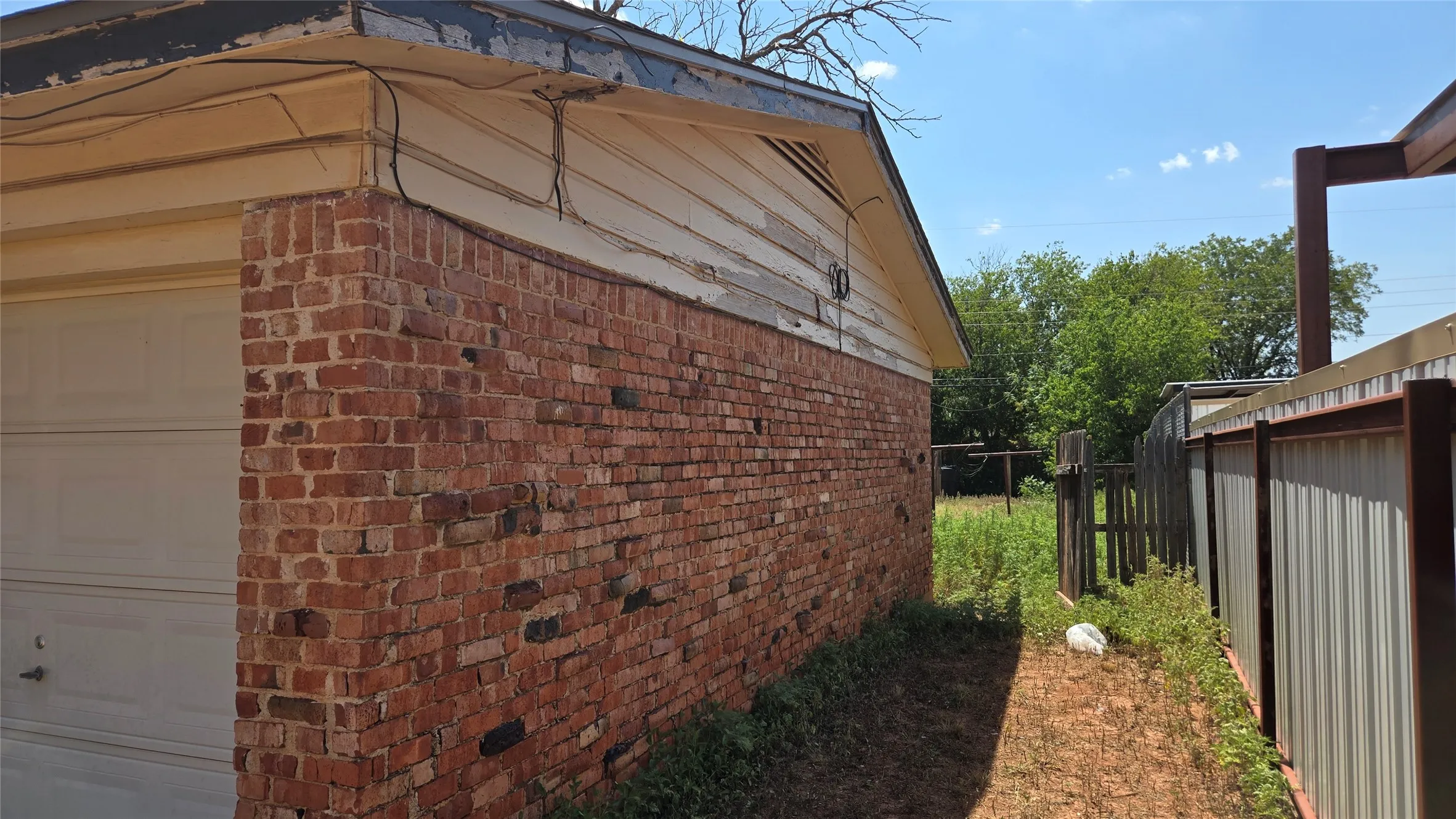 Single Family Residence For Sale in Taylor County , 2150 Bridge Avenue, Abilene, Texas 79603, 3 Bedroom, 1 Bathroom, 1 Garage spaces, 1,077 Sqft, built in 1959, mls#21346687, Real Estate Agent in Abilene, Homes For Sale in Taylor county, Homes For Sale in Abilene, Realtor in Abilene Texas, Real Estate Brokerage Independent Realty Texas, Luminita Cordes Realtor
