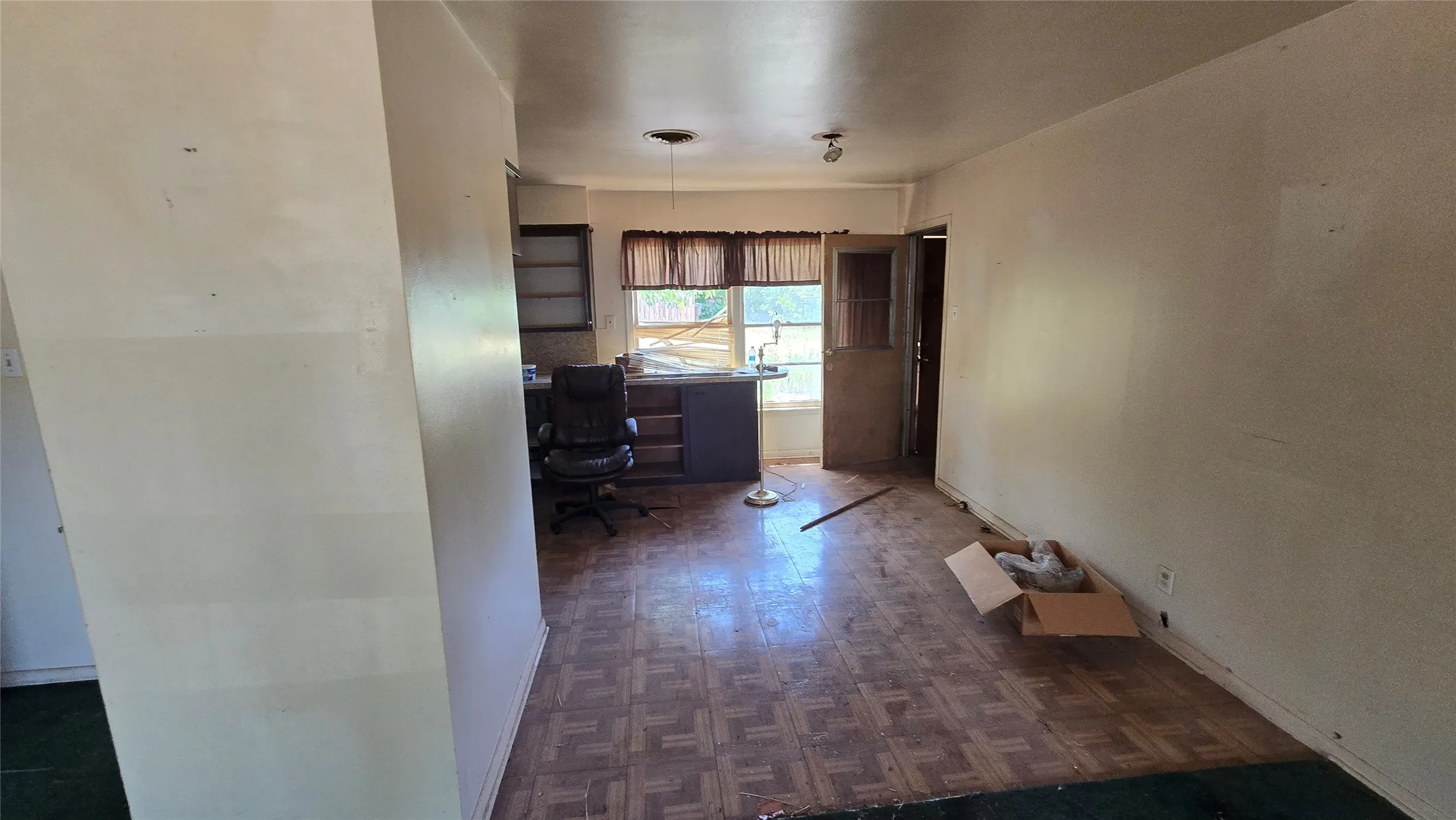 Single Family Residence For Sale in Taylor County , 2150 Bridge Avenue, Abilene, Texas 79603, 3 Bedroom, 1 Bathroom, 1 Garage spaces, 1,077 Sqft, built in 1959, mls#21346687, Real Estate Agent in Abilene, Homes For Sale in Taylor county, Homes For Sale in Abilene, Realtor in Abilene Texas, Real Estate Brokerage Independent Realty Texas, Luminita Cordes Realtor