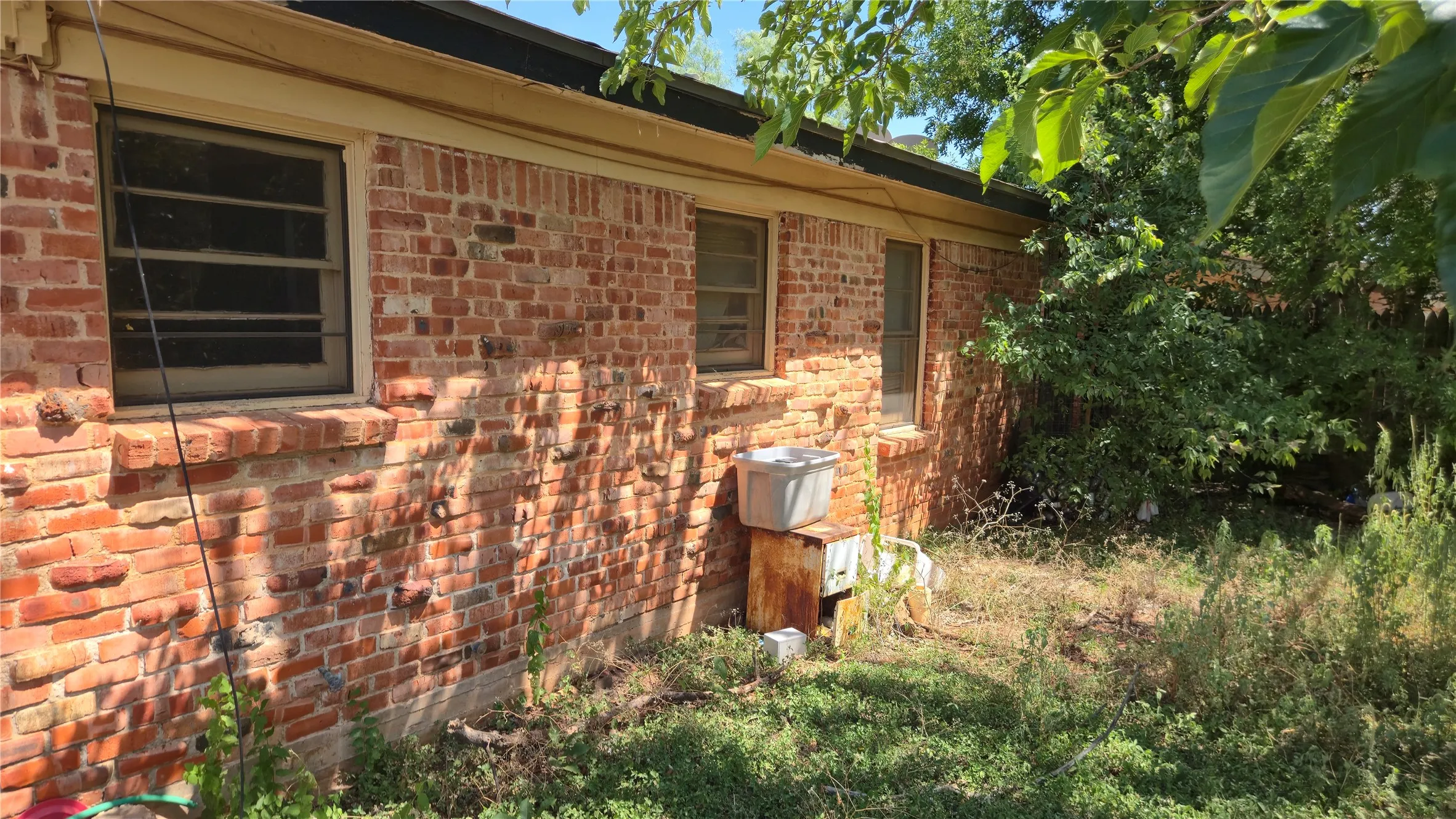 Single Family Residence For Sale in Taylor County , 2150 Bridge Avenue, Abilene, Texas 79603, 3 Bedroom, 1 Bathroom, 1 Garage spaces, 1,077 Sqft, built in 1959, mls#21346687, Real Estate Agent in Abilene, Homes For Sale in Taylor county, Homes For Sale in Abilene, Realtor in Abilene Texas, Real Estate Brokerage Independent Realty Texas, Luminita Cordes Realtor