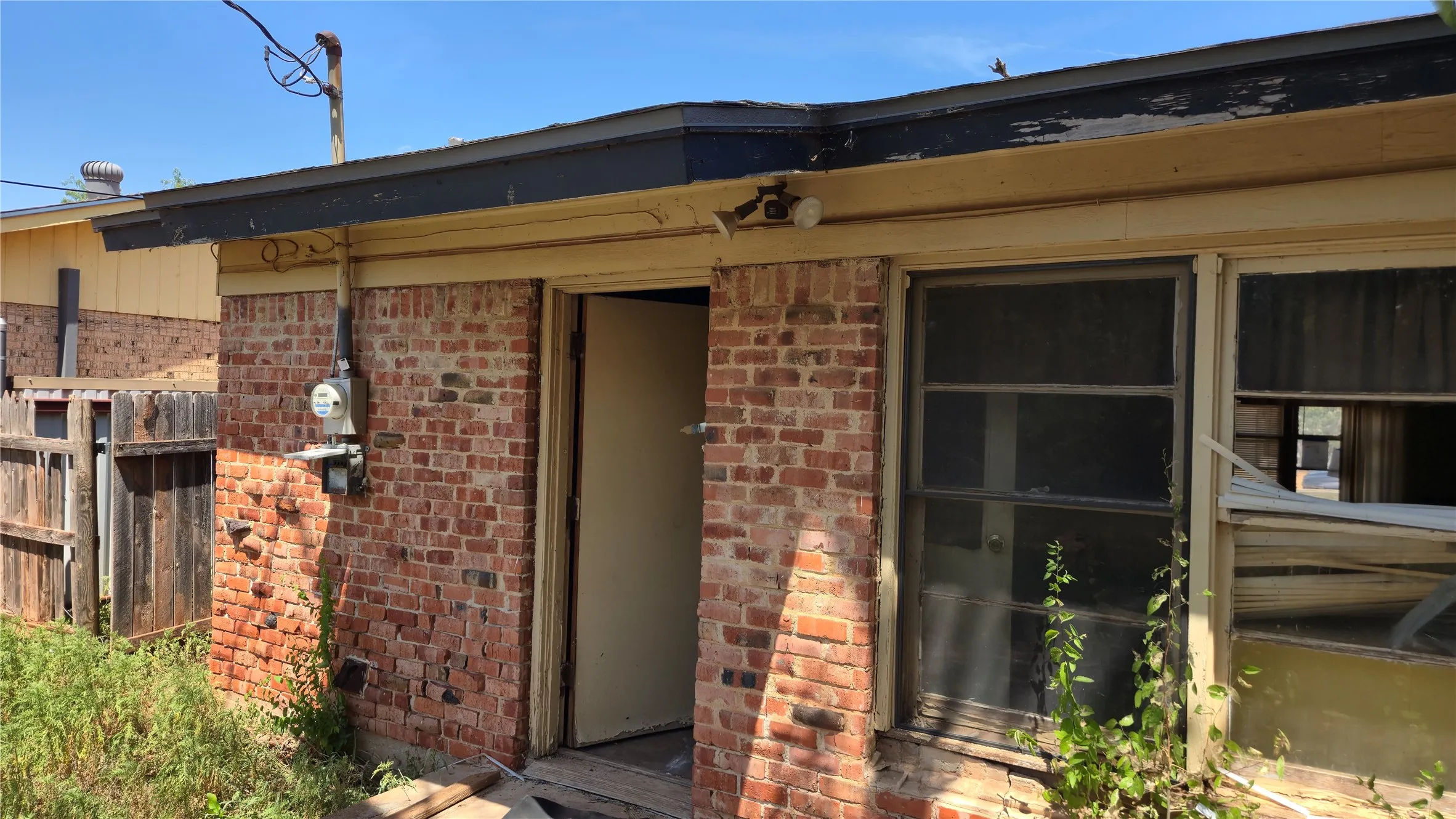 Single Family Residence For Sale in Taylor County , 2150 Bridge Avenue, Abilene, Texas 79603, 3 Bedroom, 1 Bathroom, 1 Garage spaces, 1,077 Sqft, built in 1959, mls#21346687, Real Estate Agent in Abilene, Homes For Sale in Taylor county, Homes For Sale in Abilene, Realtor in Abilene Texas, Real Estate Brokerage Independent Realty Texas, Luminita Cordes Realtor