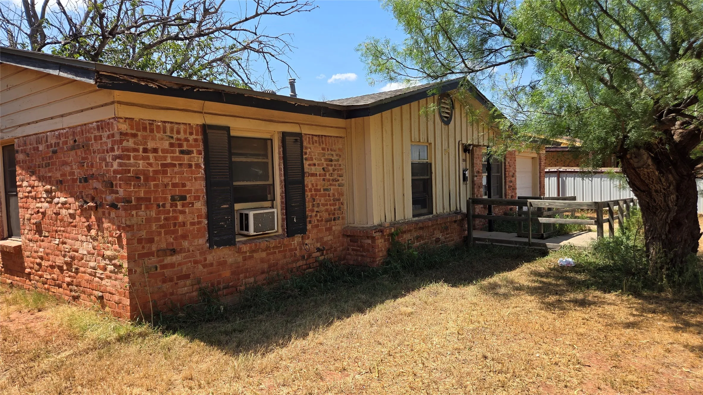 Single Family Residence For Sale in Taylor County , 2150 Bridge Avenue, Abilene, Texas 79603, 3 Bedroom, 1 Bathroom, 1 Garage spaces, 1,077 Sqft, built in 1959, mls#21346687, Real Estate Agent in Abilene, Homes For Sale in Taylor county, Homes For Sale in Abilene, Realtor in Abilene Texas, Real Estate Brokerage Independent Realty Texas, Luminita Cordes Realtor