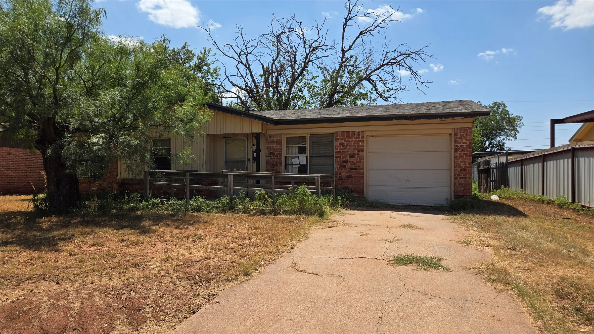 Single Family Residence For Sale in Taylor County , 2150 Bridge Avenue, Abilene, Texas 79603, 3 Bedroom, 1 Bathroom, 1 Garage spaces, 1,077 Sqft, built in 1959, mls#21346687, Real Estate Agent in Abilene, Homes For Sale in Taylor county, Homes For Sale in Abilene, Realtor in Abilene Texas, Real Estate Brokerage Independent Realty Texas, Luminita Cordes Realtor