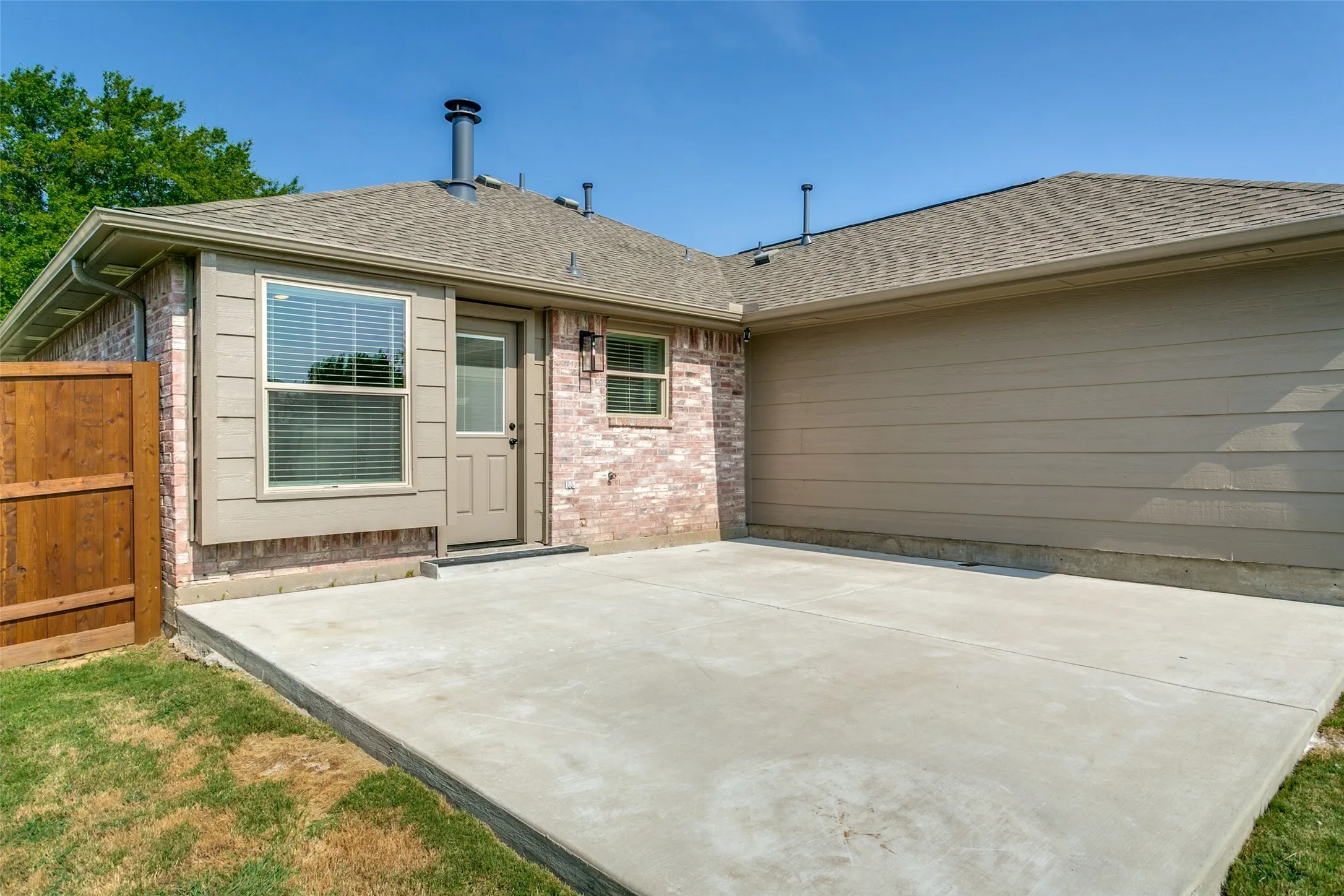 Single Family Residence For Sale in Denton County , 2212 Silverthorn Lane, Flower Mound, Texas 75028, 3 Bedroom, 2 Bathroom, 2 Garage spaces, 1,142 Sqft, built in 1990, mls#21346290, Real Estate Agent in Flower Mound, Homes For Sale in Denton county, Homes For Sale in Flower Mound, Realtor in Flower Mound Texas, Real Estate Brokerage Independent Realty Texas, Luminita Cordes Realtor