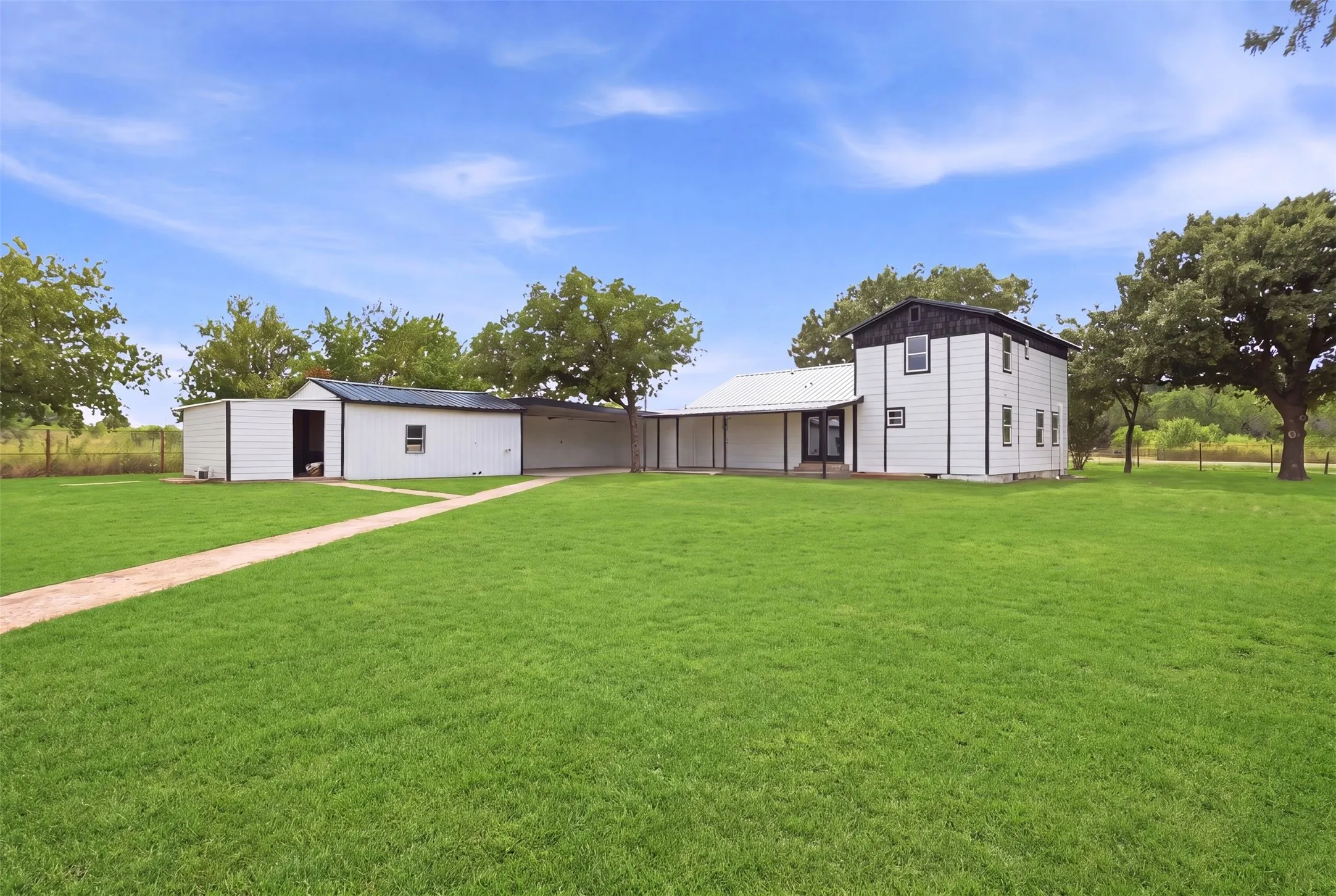 Single Family Residence For Sale in Palo Pinto County , 3239 Fm 2256, Mineral Wells, Texas 76067, 4 Bedroom, 3 Bathroom, 4 Garage spaces, 1,800 Sqft, built in 1955, mls#21340057, Real Estate Agent in Mineral Wells, Homes For Sale in Palo Pinto county, Homes For Sale in Mineral Wells, Realtor in Mineral Wells Texas, Real Estate Brokerage Independent Realty Texas, Luminita Cordes Realtor