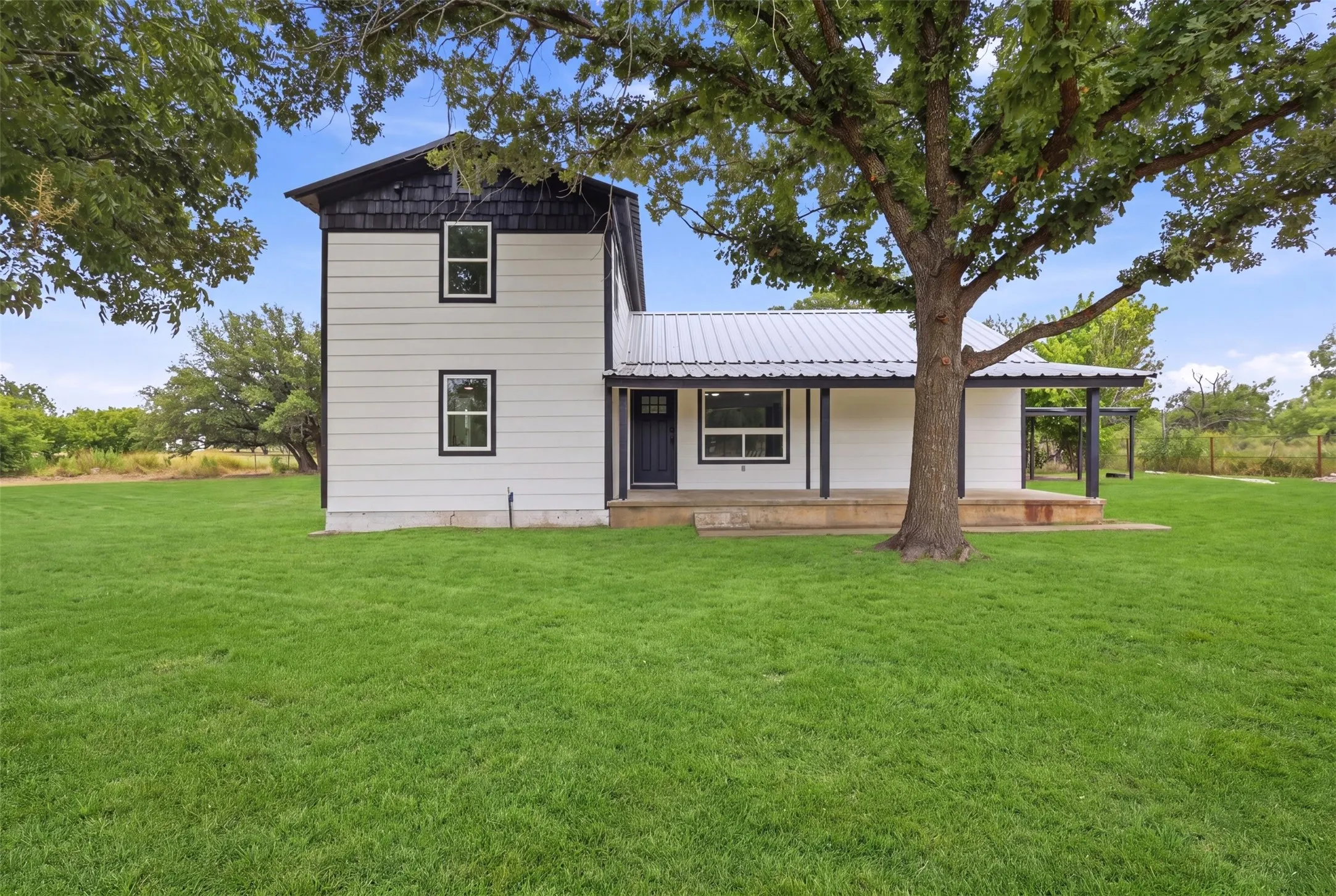 Single Family Residence For Sale in Palo Pinto County , 3239 Fm 2256, Mineral Wells, Texas 76067, 4 Bedroom, 3 Bathroom, 4 Garage spaces, 1,800 Sqft, built in 1955, mls#21340057, Real Estate Agent in Mineral Wells, Homes For Sale in Palo Pinto county, Homes For Sale in Mineral Wells, Realtor in Mineral Wells Texas, Real Estate Brokerage Independent Realty Texas, Luminita Cordes Realtor