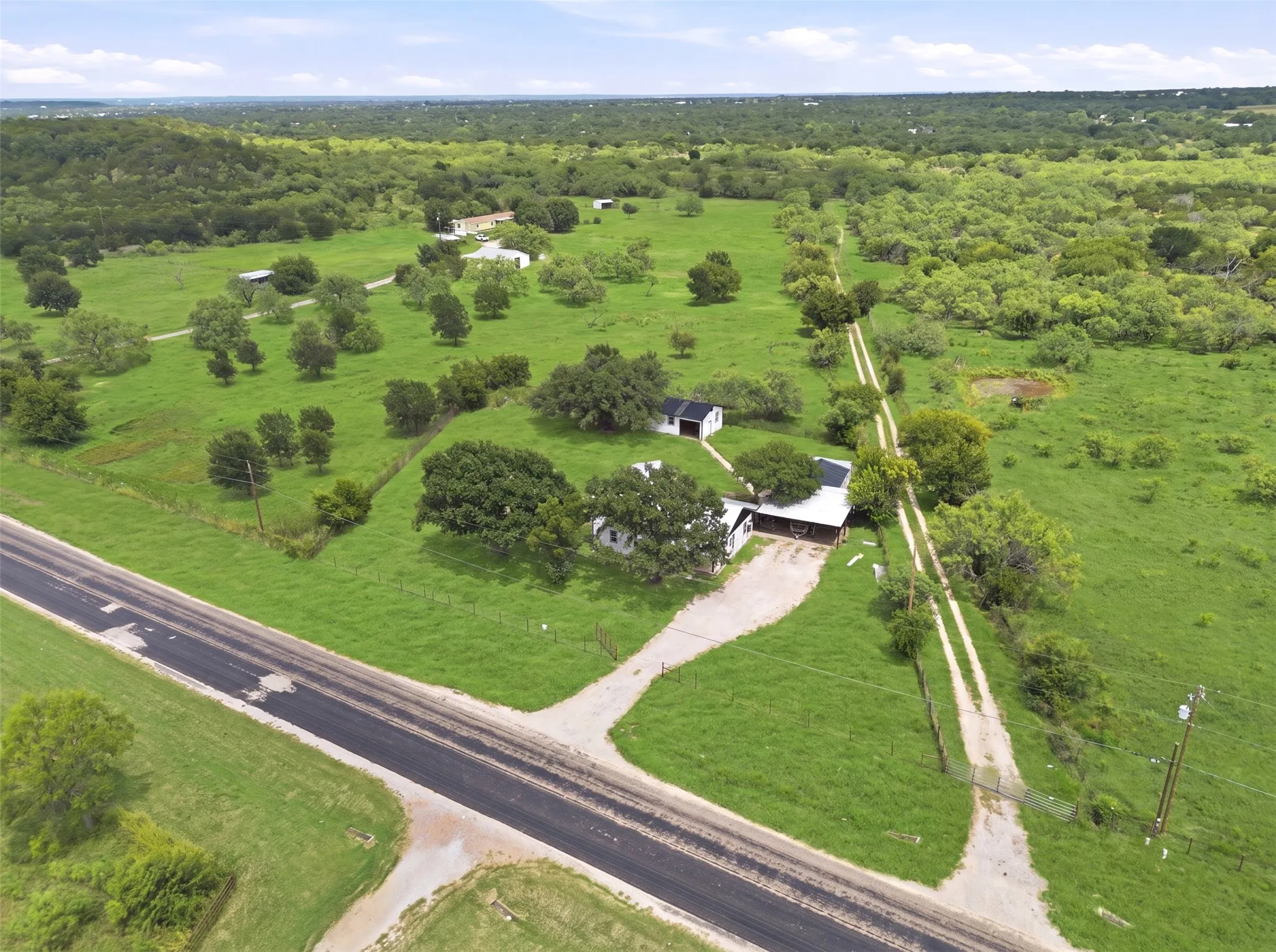 Single Family Residence For Sale in Palo Pinto County , 3239 Fm 2256, Mineral Wells, Texas 76067, 4 Bedroom, 3 Bathroom, 4 Garage spaces, 1,800 Sqft, built in 1955, mls#21340057, Real Estate Agent in Mineral Wells, Homes For Sale in Palo Pinto county, Homes For Sale in Mineral Wells, Realtor in Mineral Wells Texas, Real Estate Brokerage Independent Realty Texas, Luminita Cordes Realtor