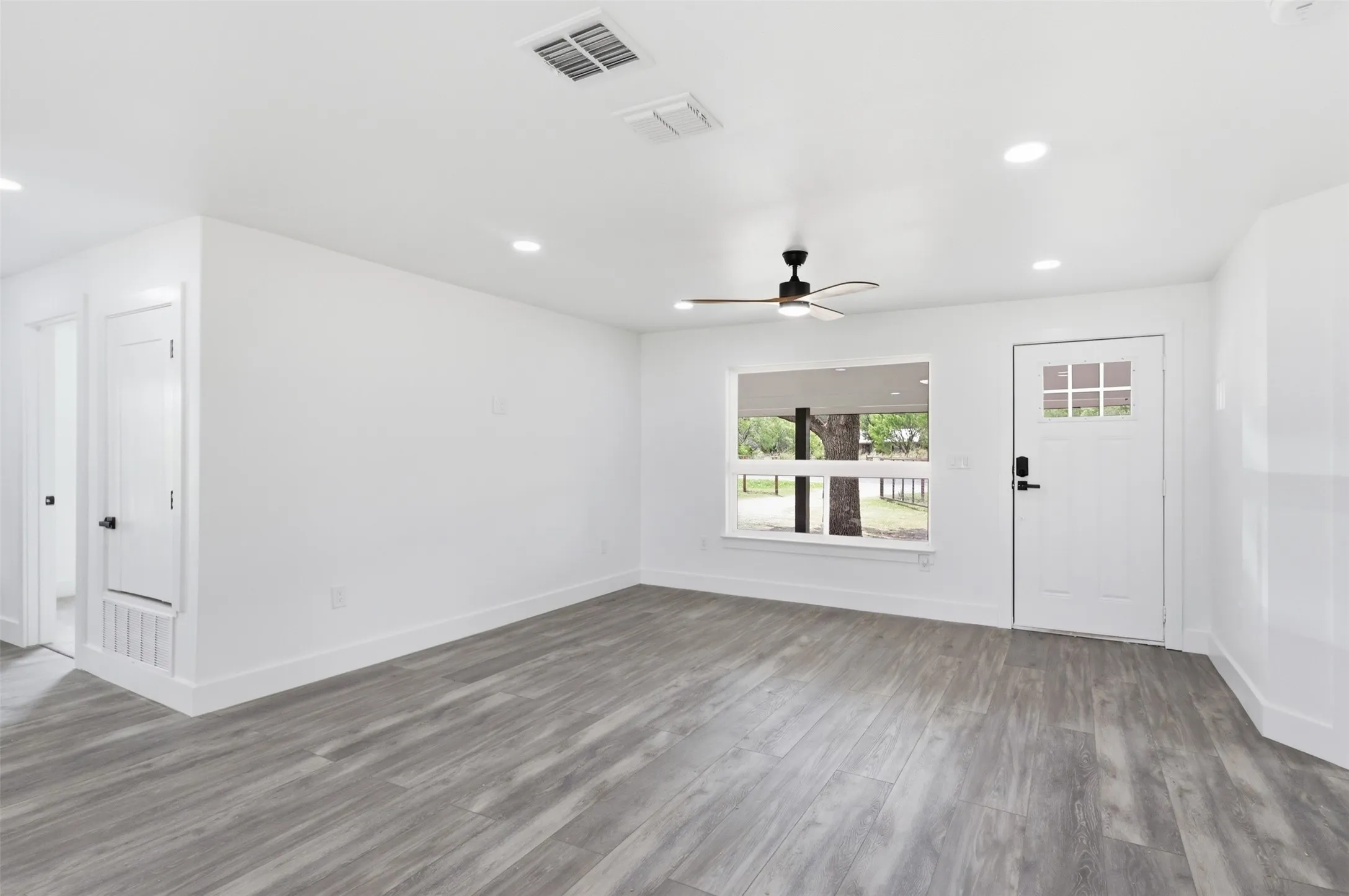 Single Family Residence For Sale in Palo Pinto County , 3239 Fm 2256, Mineral Wells, Texas 76067, 4 Bedroom, 3 Bathroom, 4 Garage spaces, 1,800 Sqft, built in 1955, mls#21340057, Real Estate Agent in Mineral Wells, Homes For Sale in Palo Pinto county, Homes For Sale in Mineral Wells, Realtor in Mineral Wells Texas, Real Estate Brokerage Independent Realty Texas, Luminita Cordes Realtor