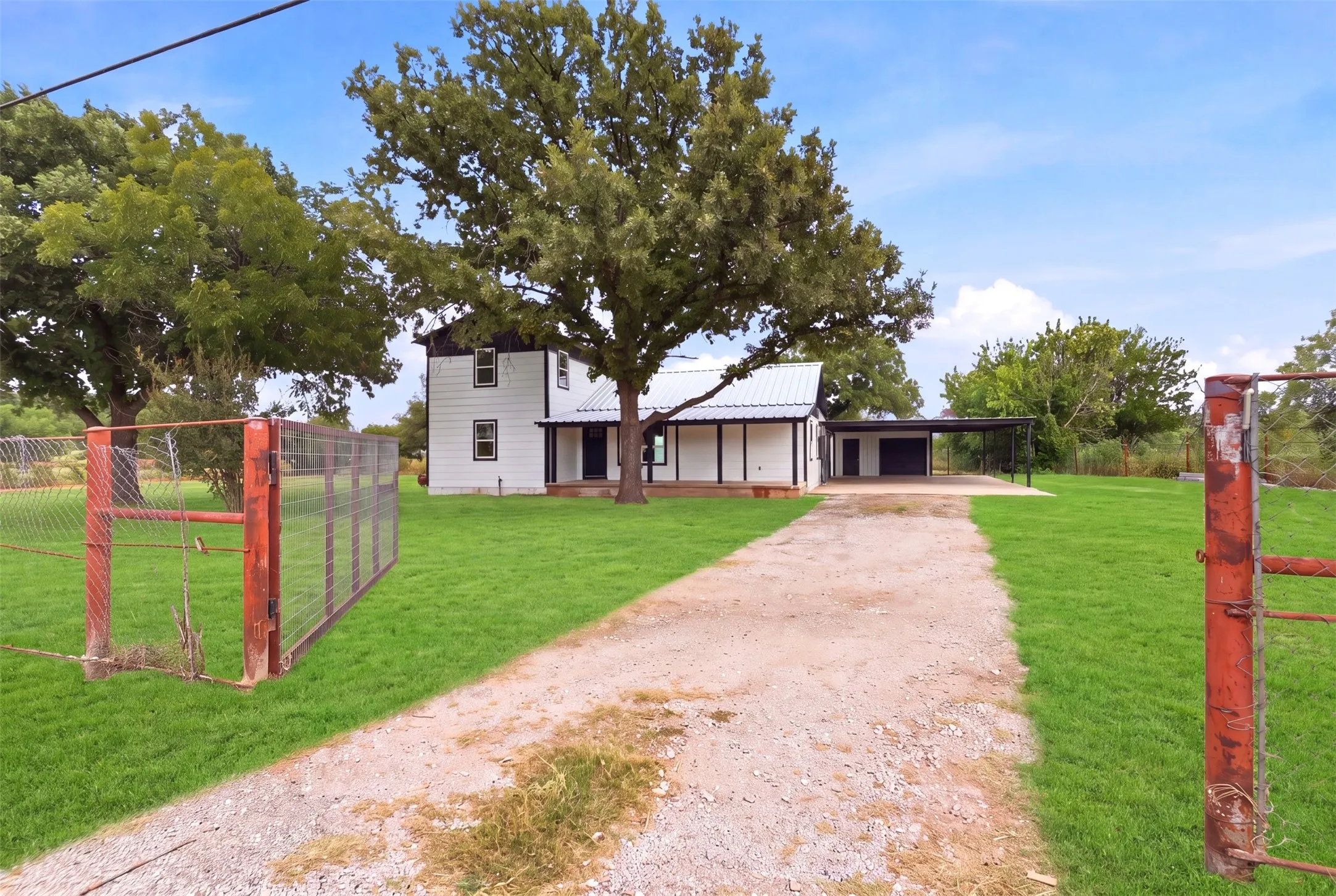 Single Family Residence For Sale in Palo Pinto County , 3239 Fm 2256, Mineral Wells, Texas 76067, 4 Bedroom, 3 Bathroom, 4 Garage spaces, 1,800 Sqft, built in 1955, mls#21340057, Real Estate Agent in Mineral Wells, Homes For Sale in Palo Pinto county, Homes For Sale in Mineral Wells, Realtor in Mineral Wells Texas, Real Estate Brokerage Independent Realty Texas, Luminita Cordes Realtor