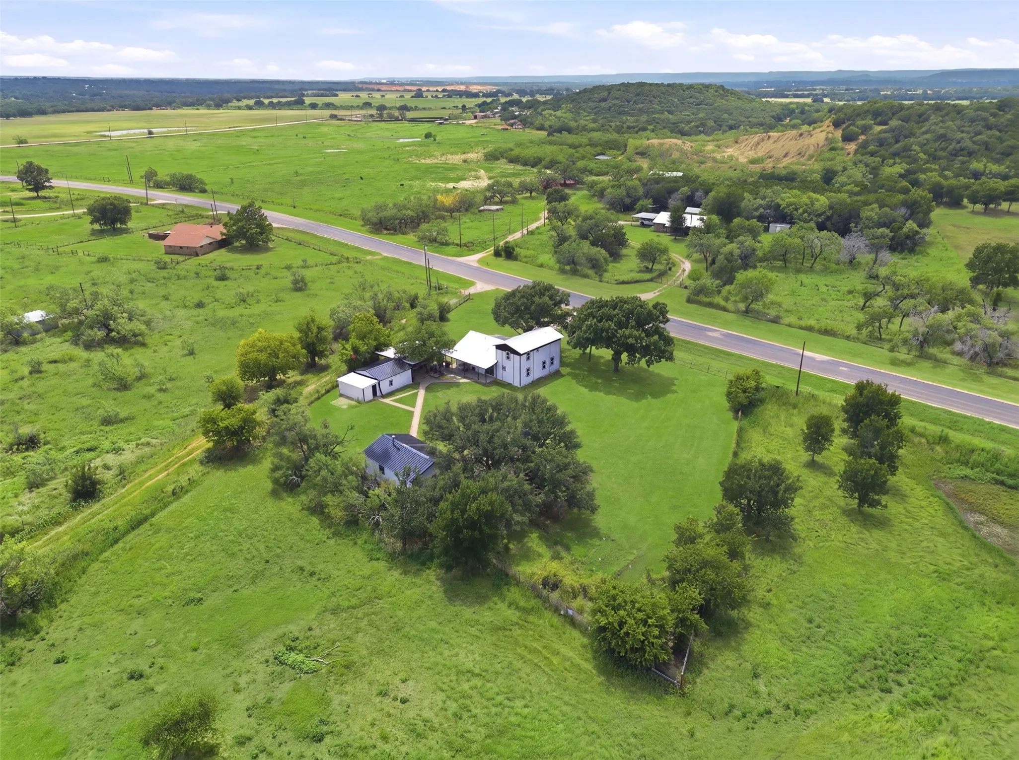 Single Family Residence For Sale in Palo Pinto County , 3239 Fm 2256, Mineral Wells, Texas 76067, 4 Bedroom, 3 Bathroom, 4 Garage spaces, 1,800 Sqft, built in 1955, mls#21340057, Real Estate Agent in Mineral Wells, Homes For Sale in Palo Pinto county, Homes For Sale in Mineral Wells, Realtor in Mineral Wells Texas, Real Estate Brokerage Independent Realty Texas, Luminita Cordes Realtor