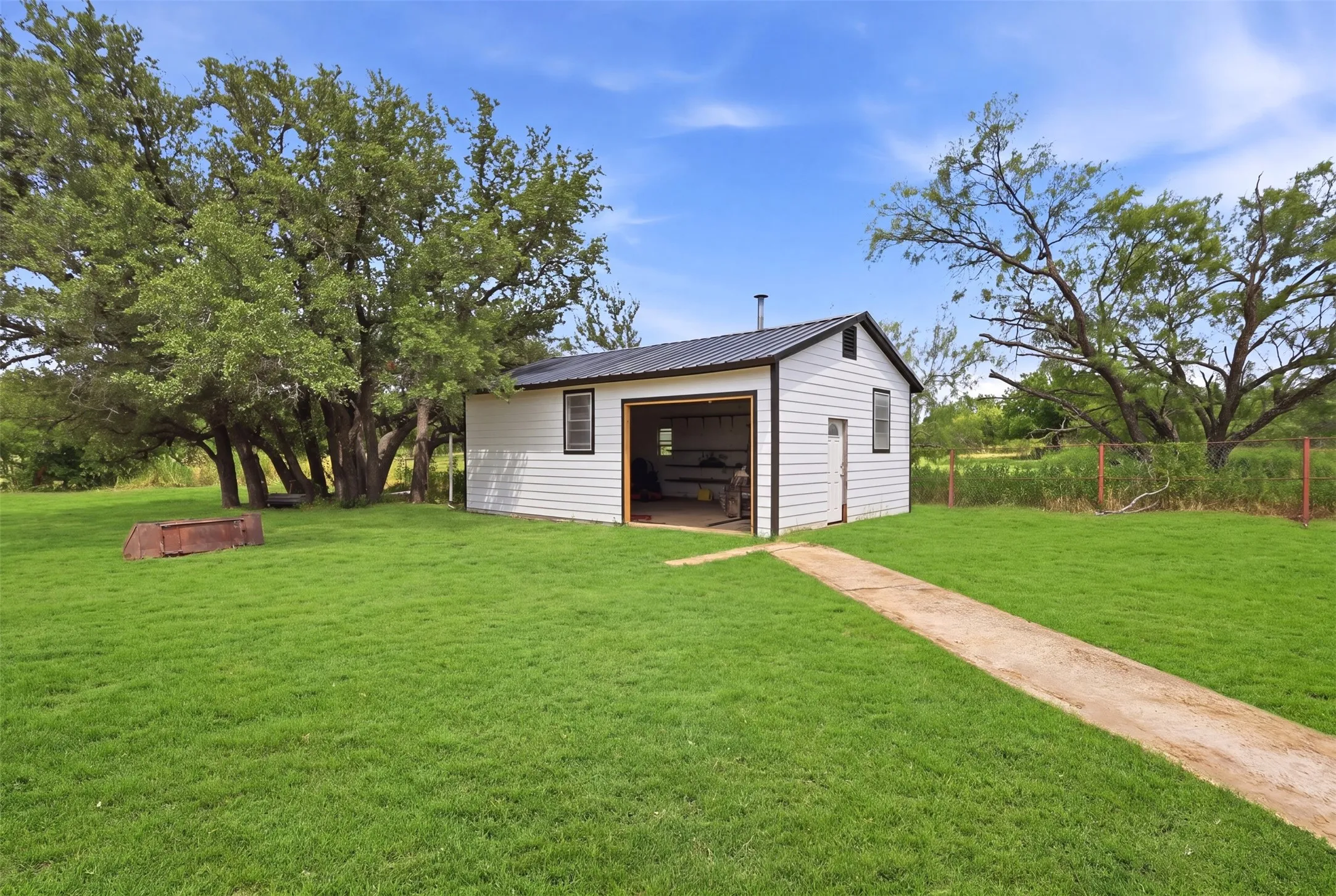 Single Family Residence For Sale in Palo Pinto County , 3239 Fm 2256, Mineral Wells, Texas 76067, 4 Bedroom, 3 Bathroom, 4 Garage spaces, 1,800 Sqft, built in 1955, mls#21340057, Real Estate Agent in Mineral Wells, Homes For Sale in Palo Pinto county, Homes For Sale in Mineral Wells, Realtor in Mineral Wells Texas, Real Estate Brokerage Independent Realty Texas, Luminita Cordes Realtor