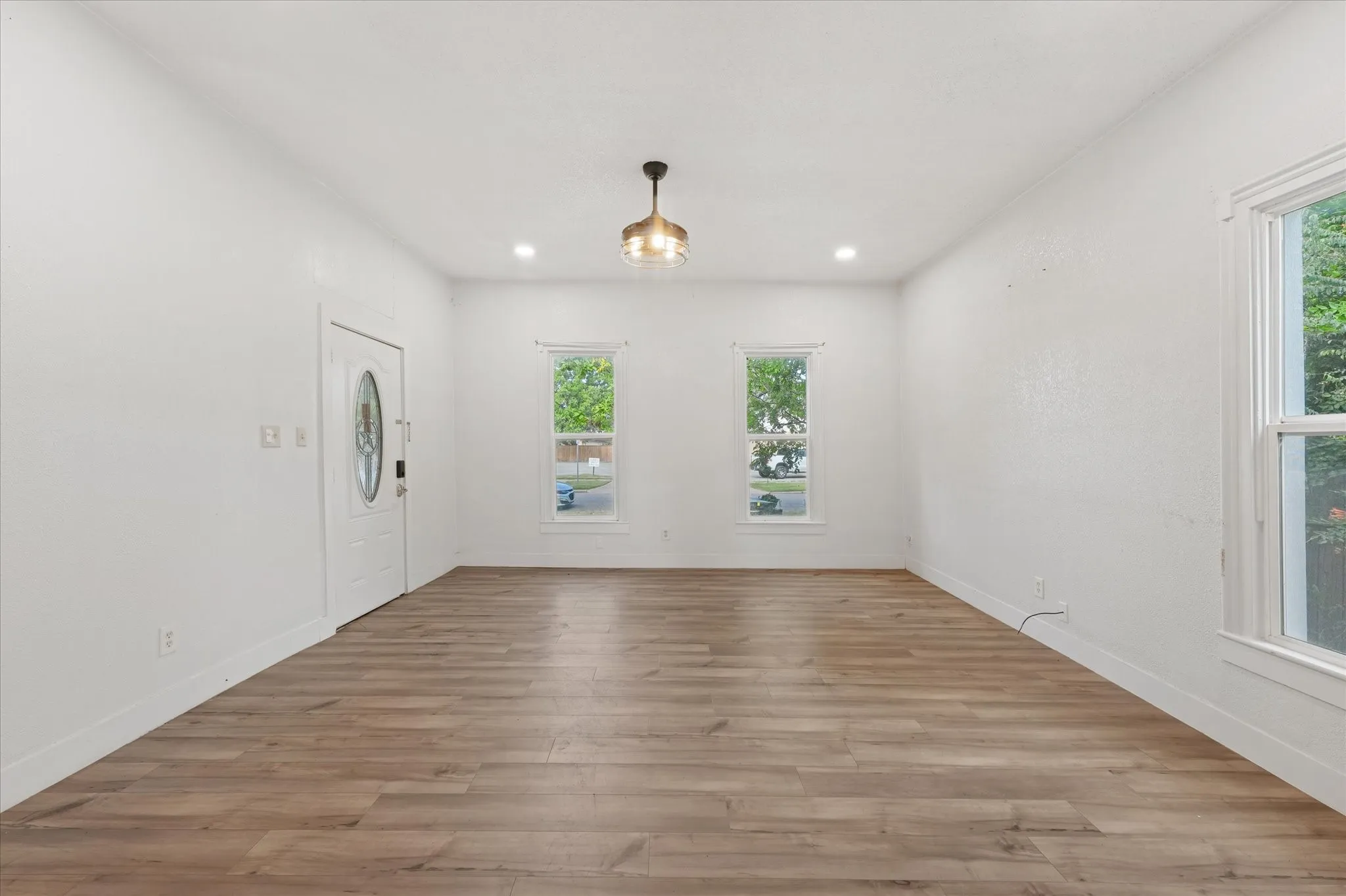 Single Family Residence For Rent in Grayson County , 725 S Walnut Street, Sherman, Texas 75090, 4 Bedroom, 3 Bathroom, Garage spaces, 2,627 Sqft, built in 1930, mls#21346849, Real Estate Agent in Sherman, Homes For Rent in Grayson county, Homes For Rent in Sherman, Realtor in Sherman Texas, Real Estate Brokerage Independent Realty Texas, Luminita Cordes Realtor