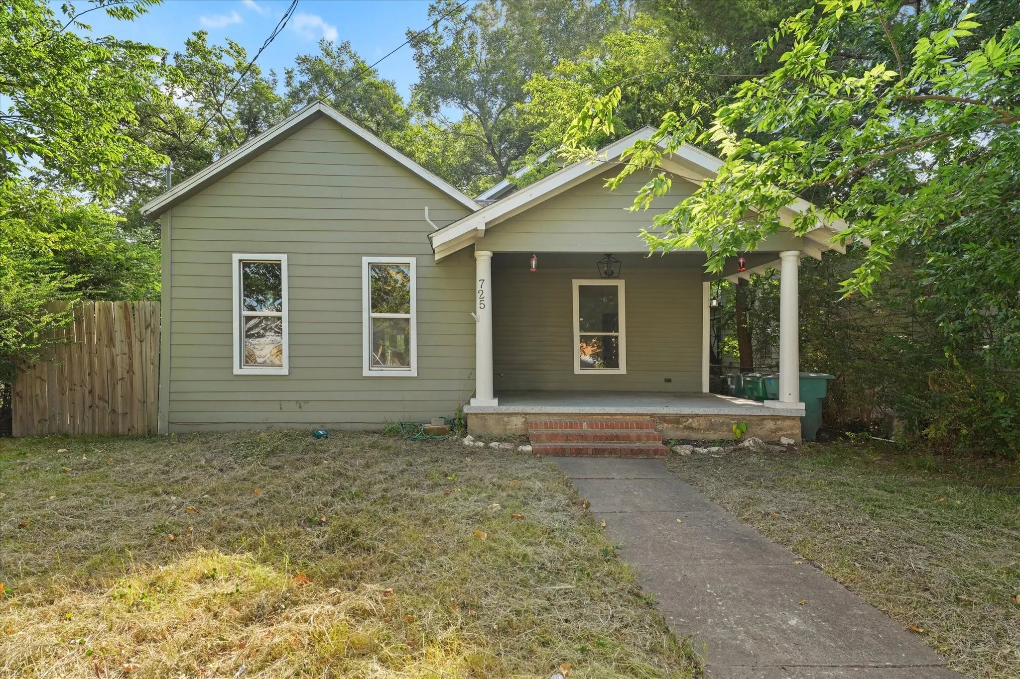 Single Family Residence For Rent in Grayson County , 725 S Walnut Street, Sherman, Texas 75090, 4 Bedroom, 3 Bathroom, Garage spaces, 2,627 Sqft, built in 1930, mls#21346849, Real Estate Agent in Sherman, Homes For Rent in Grayson county, Homes For Rent in Sherman, Realtor in Sherman Texas, Real Estate Brokerage Independent Realty Texas, Luminita Cordes Realtor
