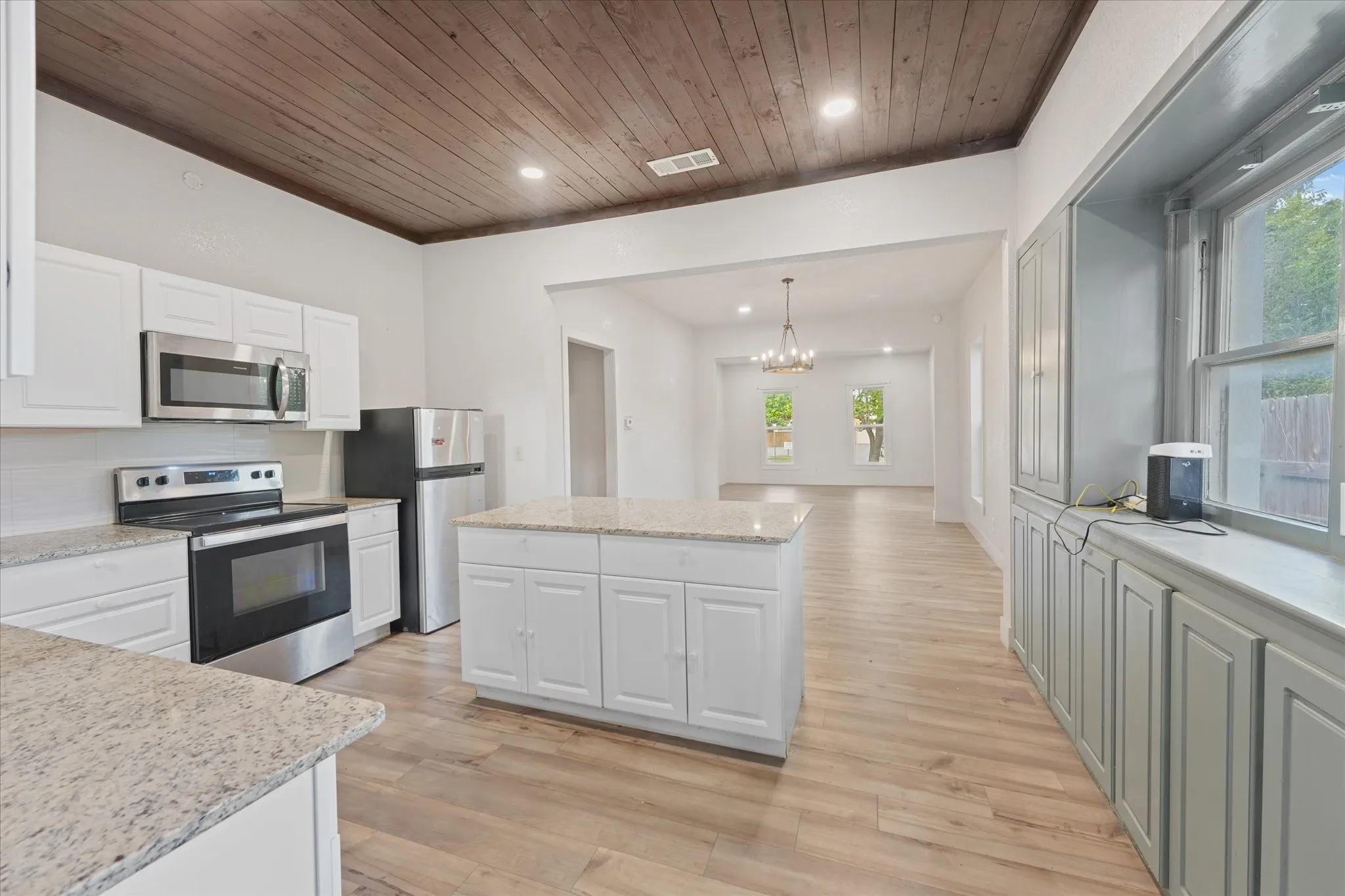 Single Family Residence For Rent in Grayson County , 725 S Walnut Street, Sherman, Texas 75090, 4 Bedroom, 3 Bathroom, Garage spaces, 2,627 Sqft, built in 1930, mls#21346849, Real Estate Agent in Sherman, Homes For Rent in Grayson county, Homes For Rent in Sherman, Realtor in Sherman Texas, Real Estate Brokerage Independent Realty Texas, Luminita Cordes Realtor