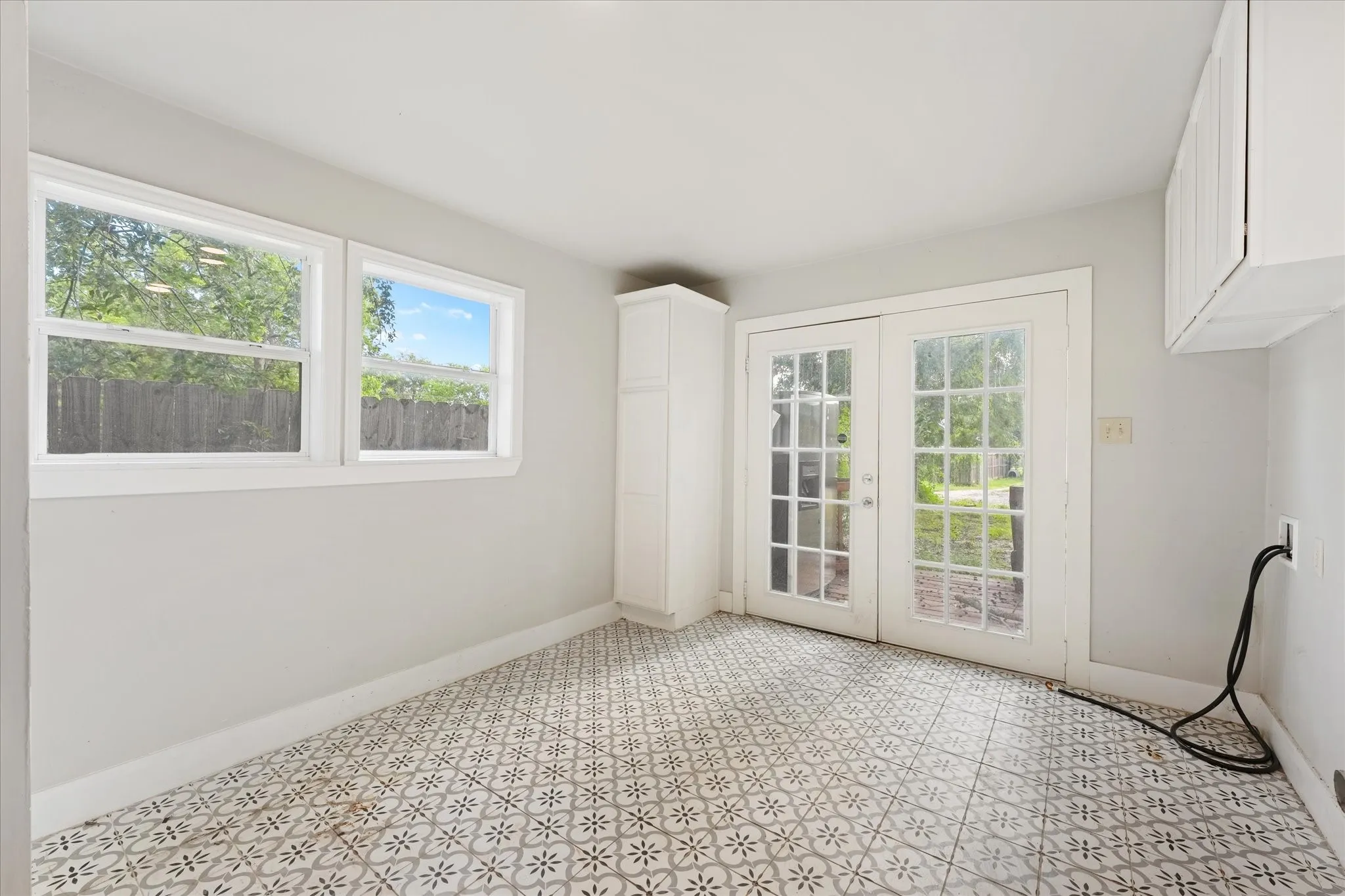 Single Family Residence For Rent in Grayson County , 725 S Walnut Street, Sherman, Texas 75090, 4 Bedroom, 3 Bathroom, Garage spaces, 2,627 Sqft, built in 1930, mls#21346849, Real Estate Agent in Sherman, Homes For Rent in Grayson county, Homes For Rent in Sherman, Realtor in Sherman Texas, Real Estate Brokerage Independent Realty Texas, Luminita Cordes Realtor