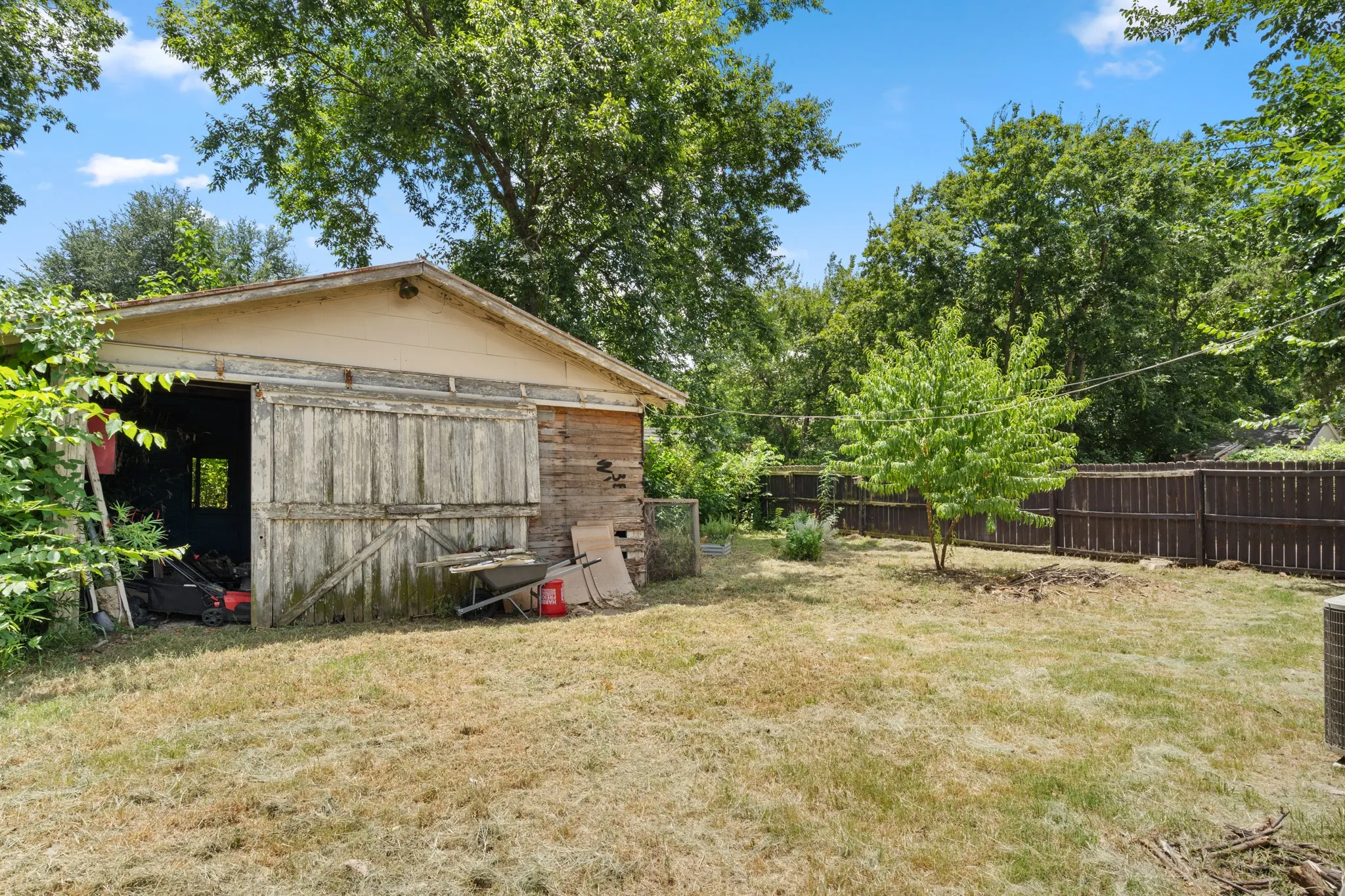 Single Family Residence For Sale in Hunt County , 1619 Oneal Street, Greenville, Texas 75401, 3 Bedroom, 1 Bathroom, Garage spaces, 1,470 Sqft, built in 1965, mls#21346791, Real Estate Agent in Greenville, Homes For Sale in Hunt county, Homes For Sale in Greenville, Realtor in Greenville Texas, Real Estate Brokerage Independent Realty Texas, Luminita Cordes Realtor
