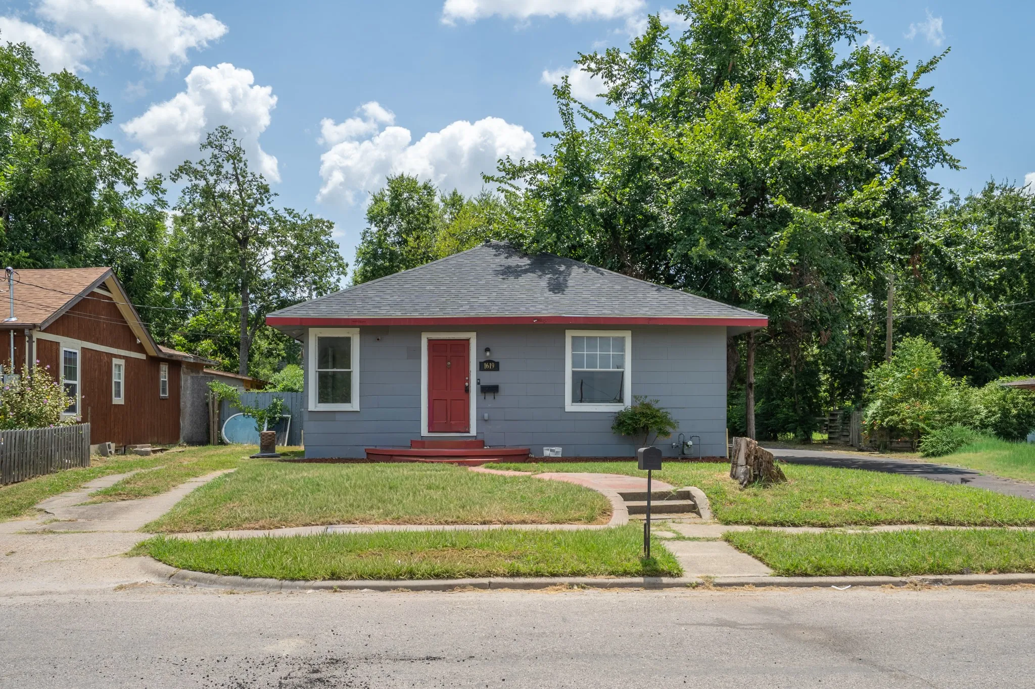 Single Family Residence For Sale in Hunt County , 1619 Oneal Street, Greenville, Texas 75401, 3 Bedroom, 1 Bathroom, Garage spaces, 1,470 Sqft, built in 1965, mls#21346791, Real Estate Agent in Greenville, Homes For Sale in Hunt county, Homes For Sale in Greenville, Realtor in Greenville Texas, Real Estate Brokerage Independent Realty Texas, Luminita Cordes Realtor