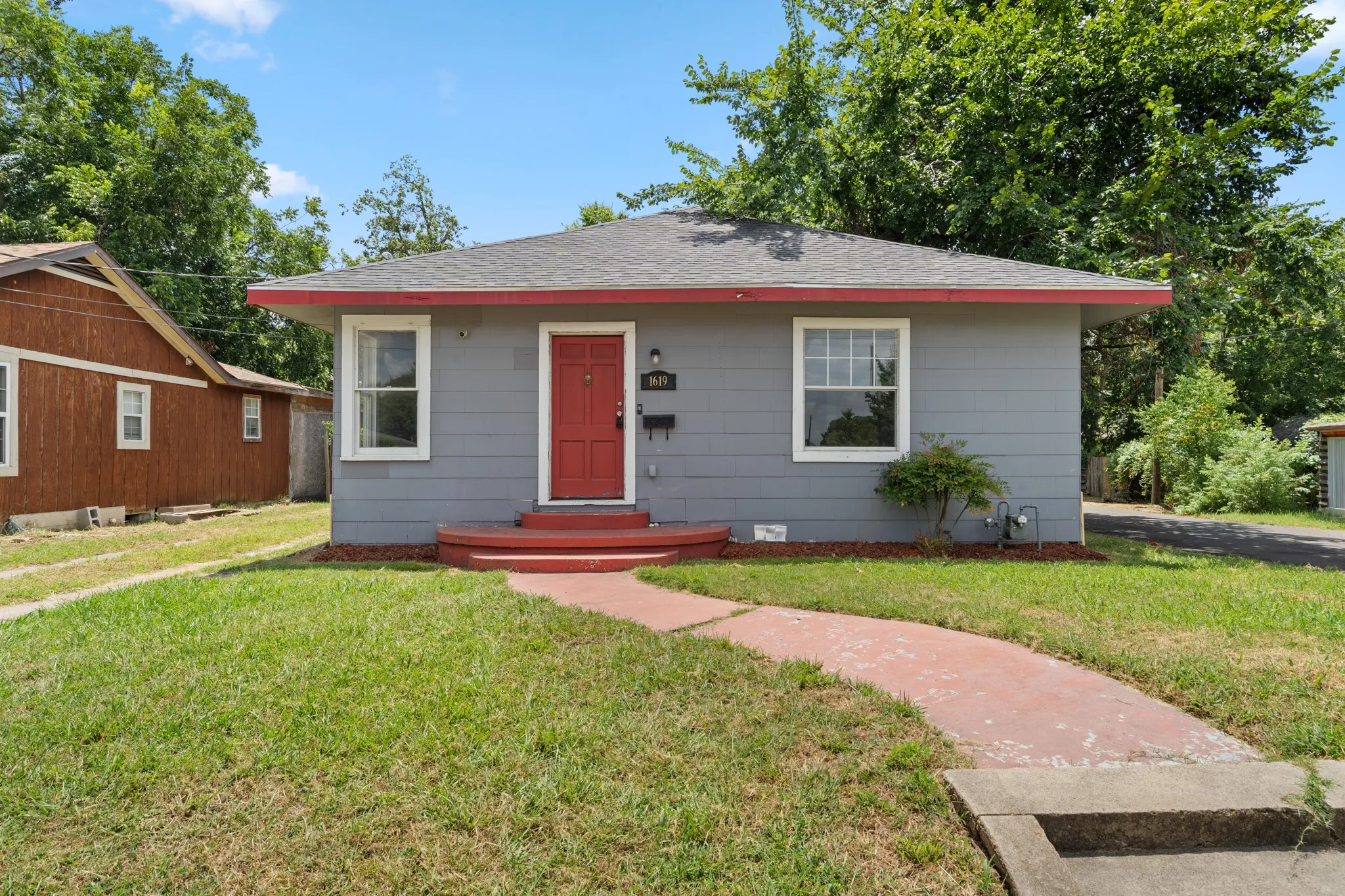Single Family Residence For Sale in Hunt County , 1619 Oneal Street, Greenville, Texas 75401, 3 Bedroom, 1 Bathroom, Garage spaces, 1,470 Sqft, built in 1965, mls#21346791, Real Estate Agent in Greenville, Homes For Sale in Hunt county, Homes For Sale in Greenville, Realtor in Greenville Texas, Real Estate Brokerage Independent Realty Texas, Luminita Cordes Realtor