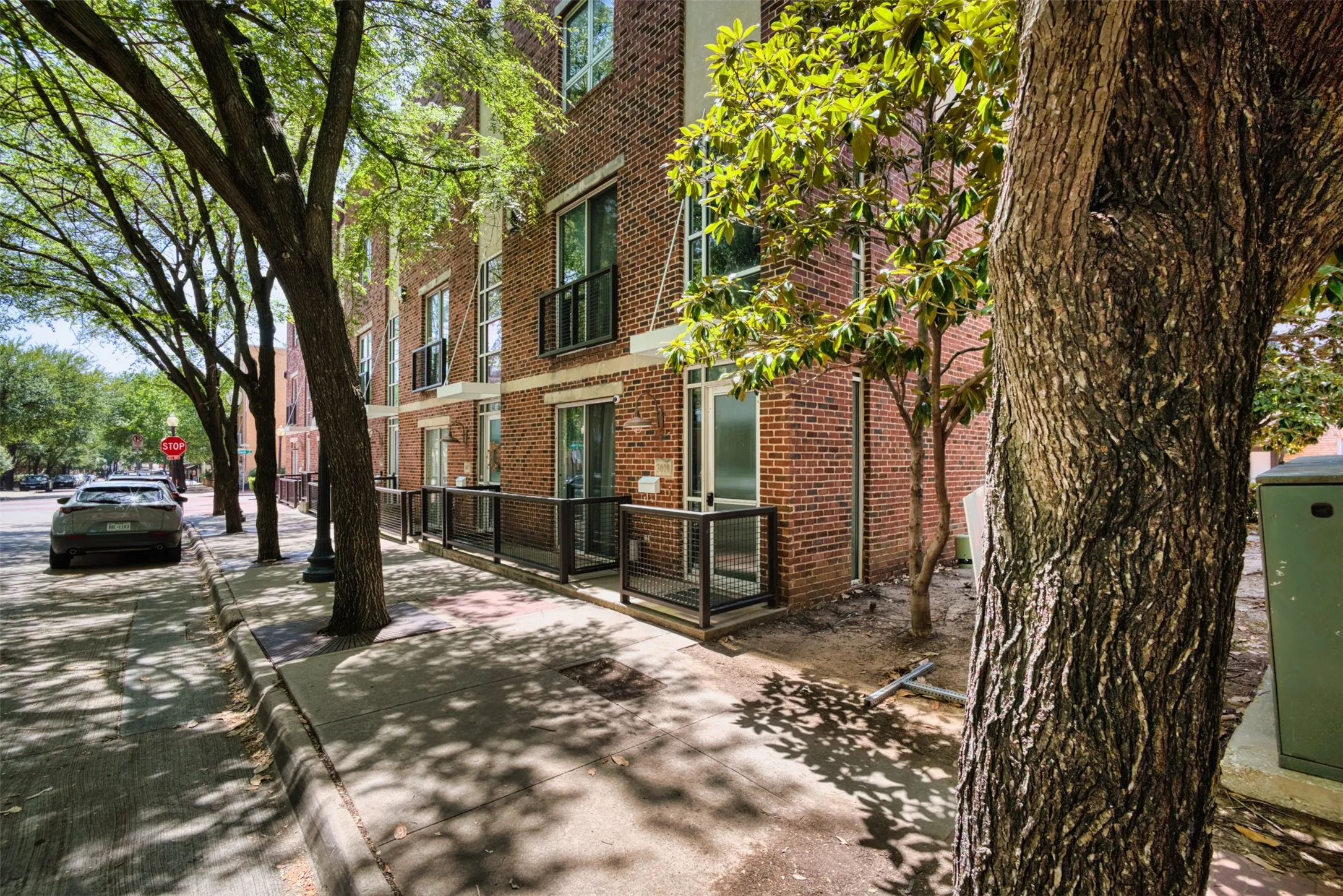 Townhouse For Sale in Dallas County , 3009 State Street, Dallas, Texas 75204, 3 Bedroom, 4 Bathroom, 2 Garage spaces, 2,247 Sqft, built in 1999, mls#21345506, Real Estate Agent in Dallas, Homes For Sale in Dallas county, Homes For Sale in Dallas, Realtor in Dallas Texas, Real Estate Brokerage Independent Realty Texas, Luminita Cordes Realtor
