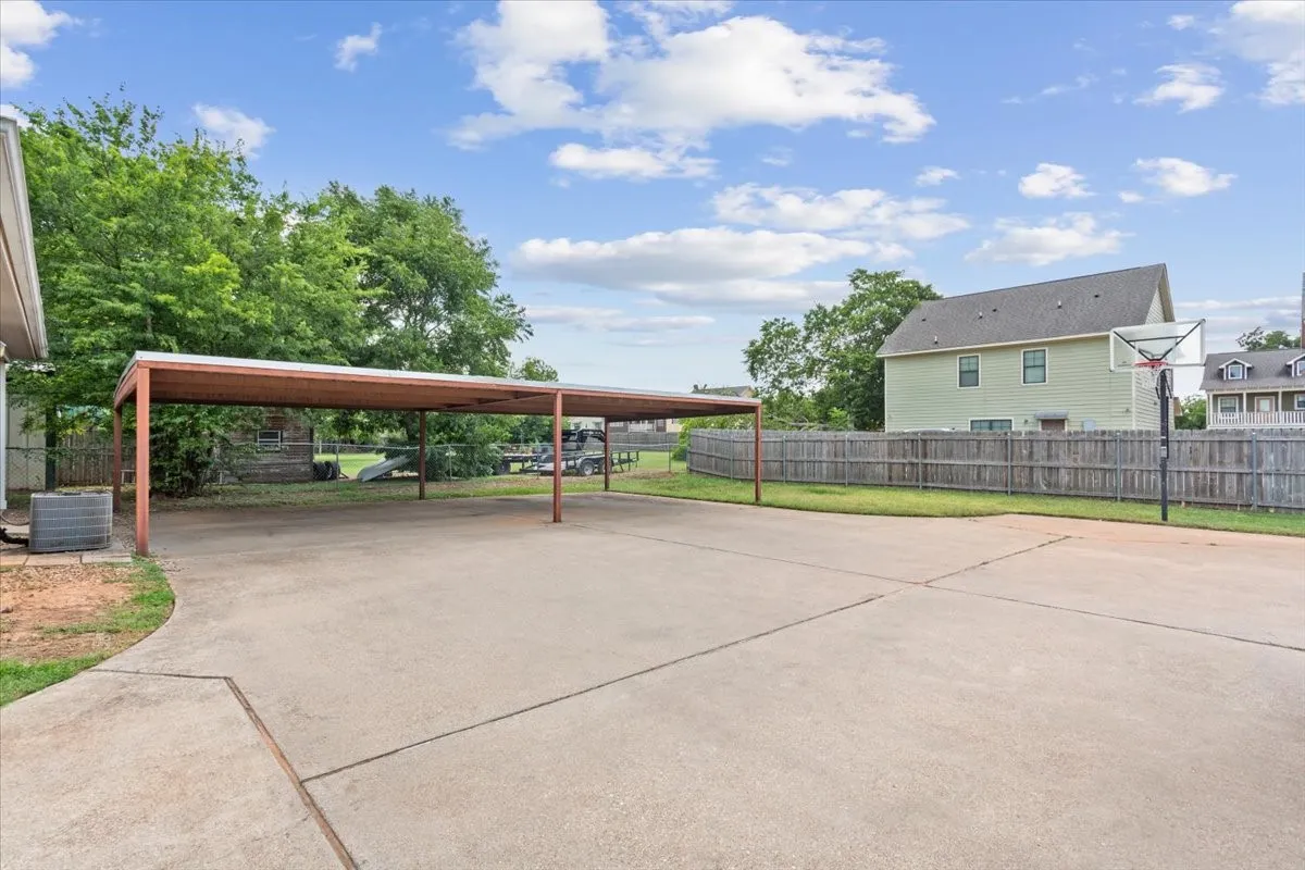 Single Family Residence For Sale in Mc Lennan County , 200 Garden Drive, Waco, Texas 76706, 4 Bedrooms, 3 Bathrooms, Garage spaces, 1,700 Sqft, built in 2007, Price $275,000, mls#21344388, Real Estate Agent in Waco, Homes For Sale in Mc Lennan county, Homes For Sale in Waco, Realtor in Waco Texas, Real Estate Brokerage Independent Realty Texas, Luminita Cordes Realtor