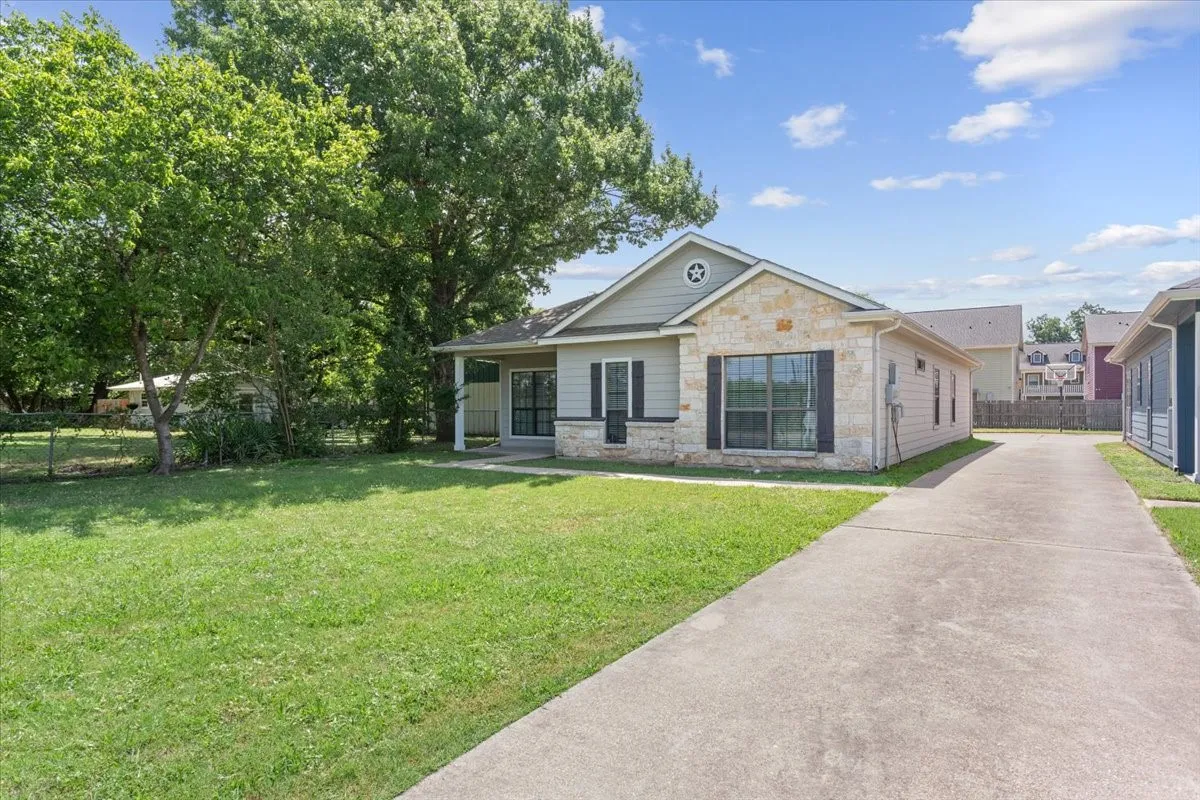Single Family Residence For Sale in Mc Lennan County , 200 Garden Drive, Waco, Texas 76706, 4 Bedrooms, 3 Bathrooms, Garage spaces, 1,700 Sqft, built in 2007, Price $275,000, mls#21344388, Real Estate Agent in Waco, Homes For Sale in Mc Lennan county, Homes For Sale in Waco, Realtor in Waco Texas, Real Estate Brokerage Independent Realty Texas, Luminita Cordes Realtor